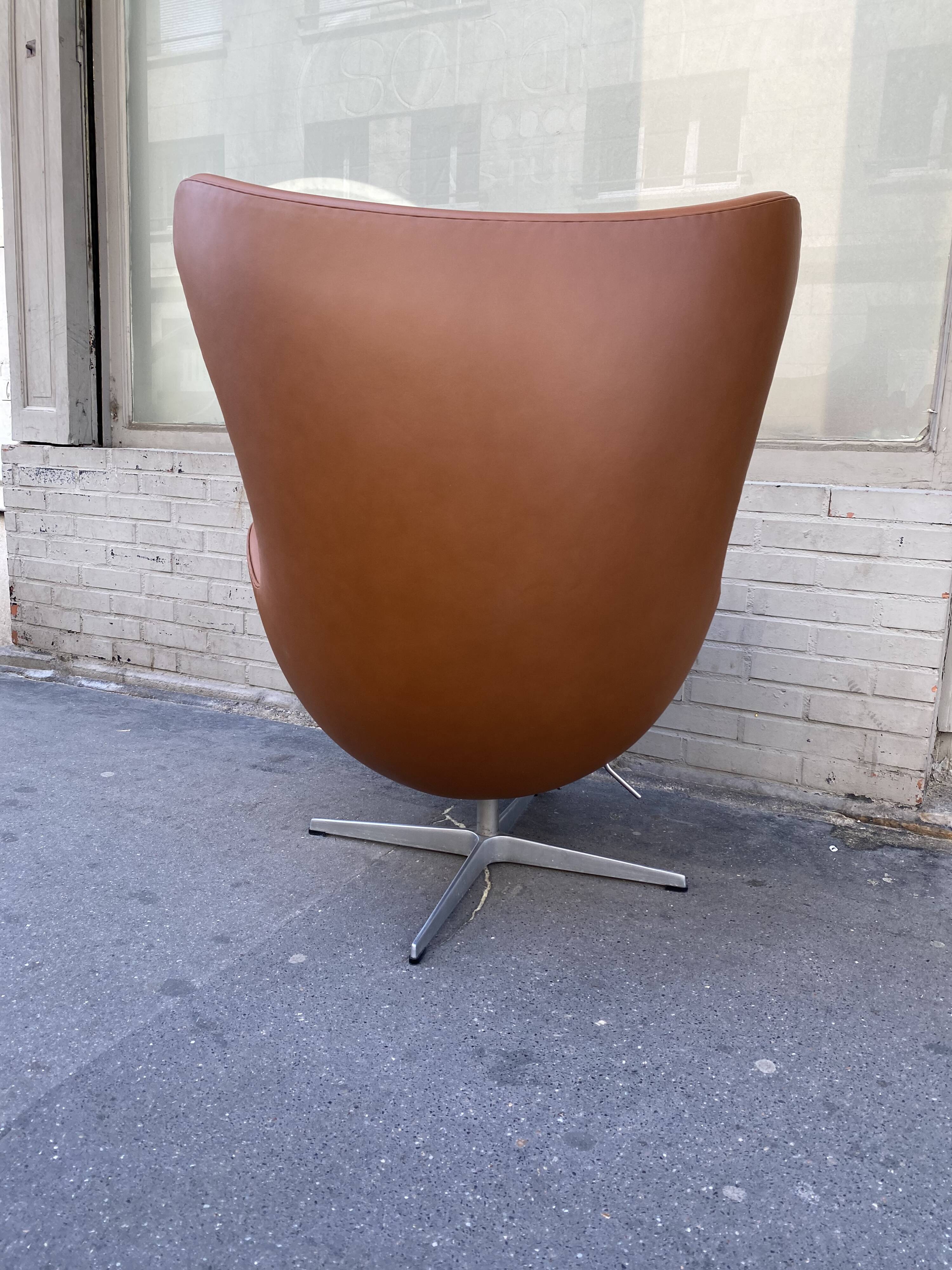 EGG Chair design Arne Jacobsen edition Fritz Hansen brown leather