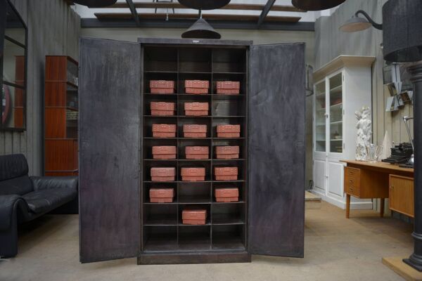 Armoire industrielle en métal à 2 portes 1960