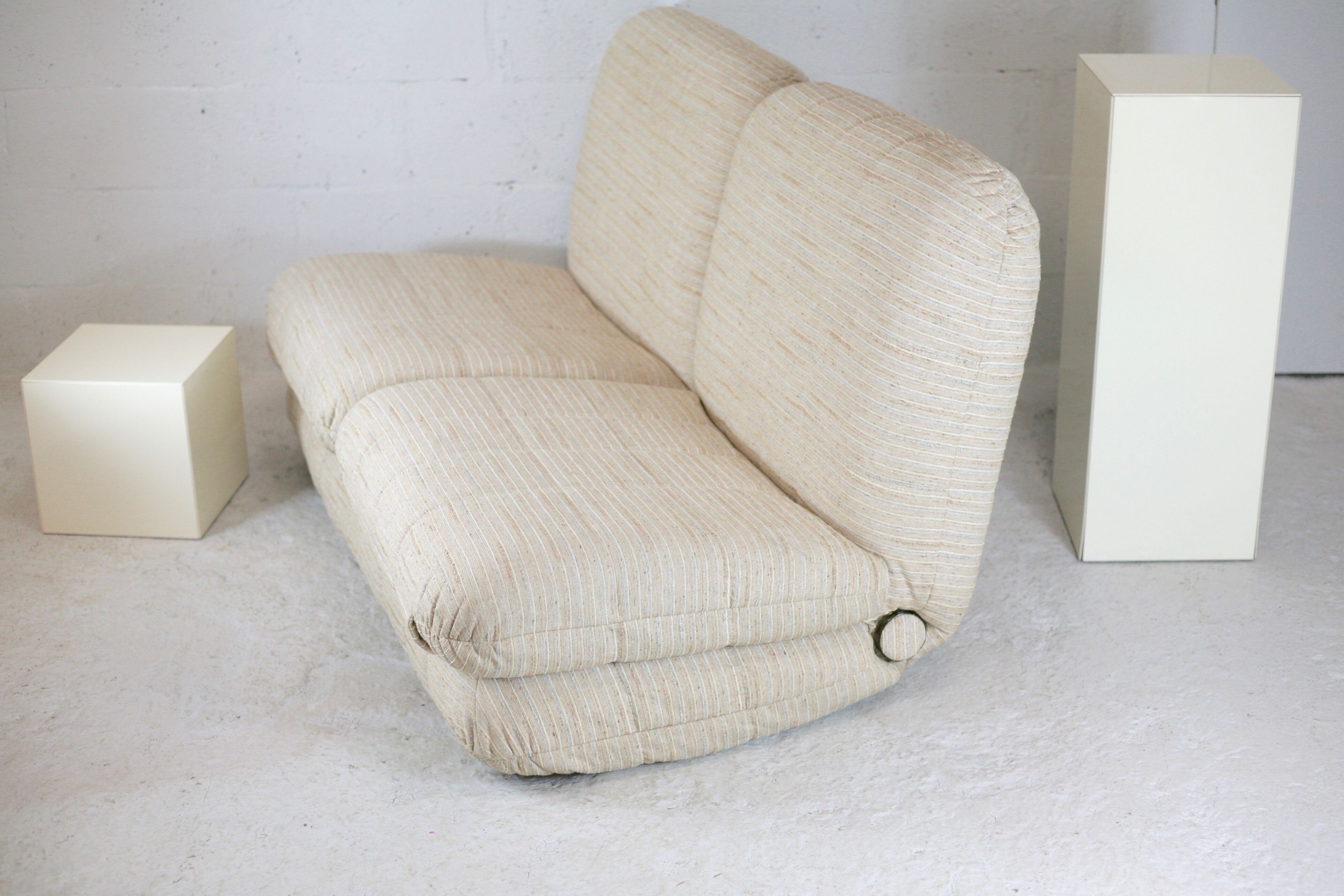 Reclining sofa color "crème chinée", France, circa 1970