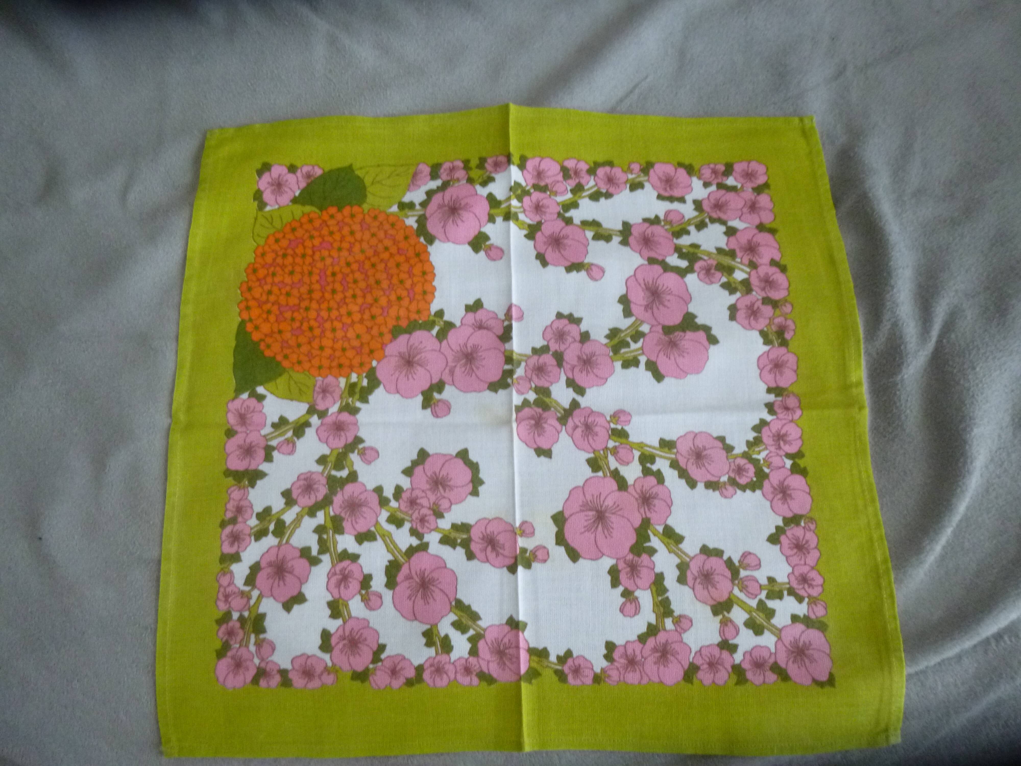 Bassetti 70s tablecloth and its 12 napkins