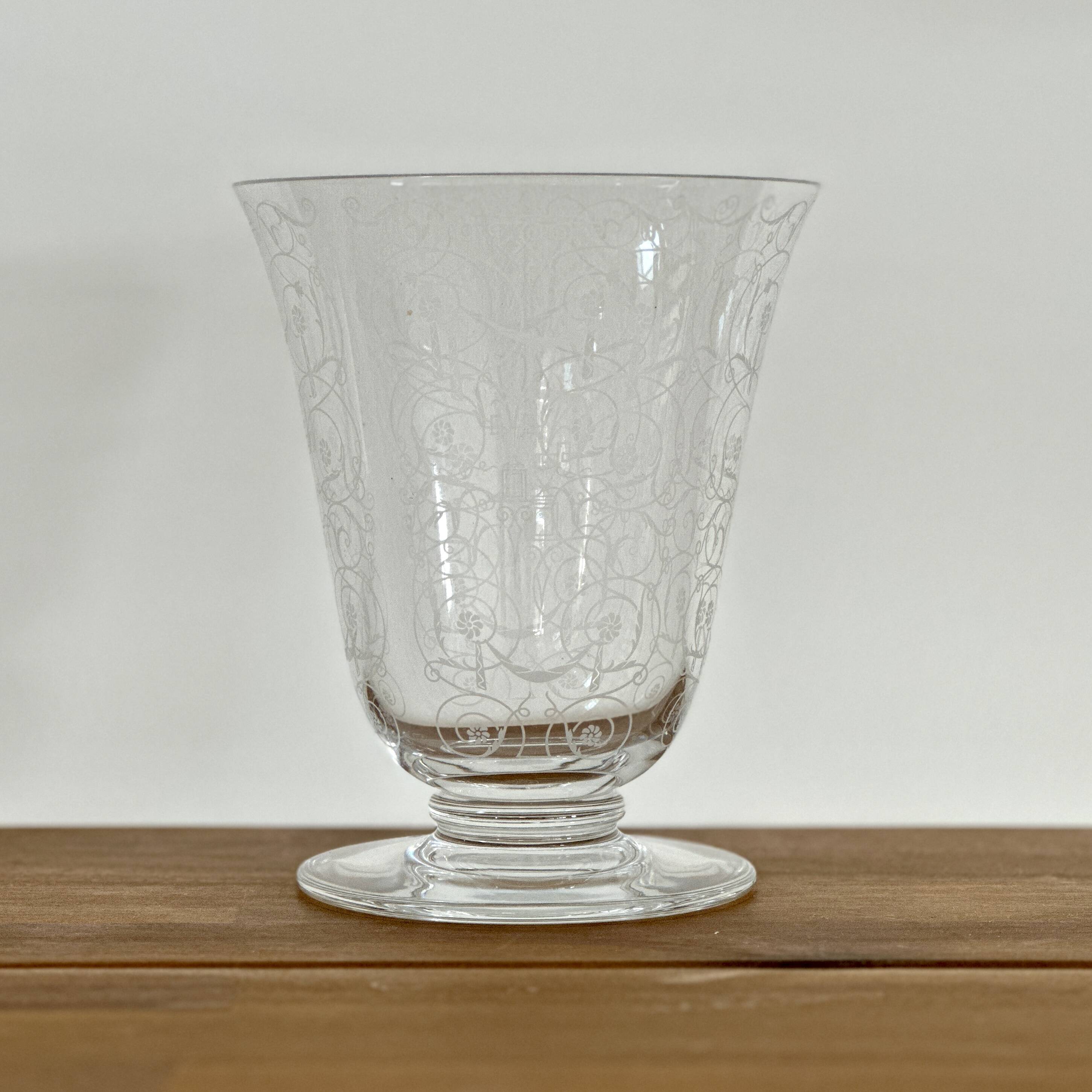 BACCARAT crystal tulip vase with engraved arabesque decoration - Signed