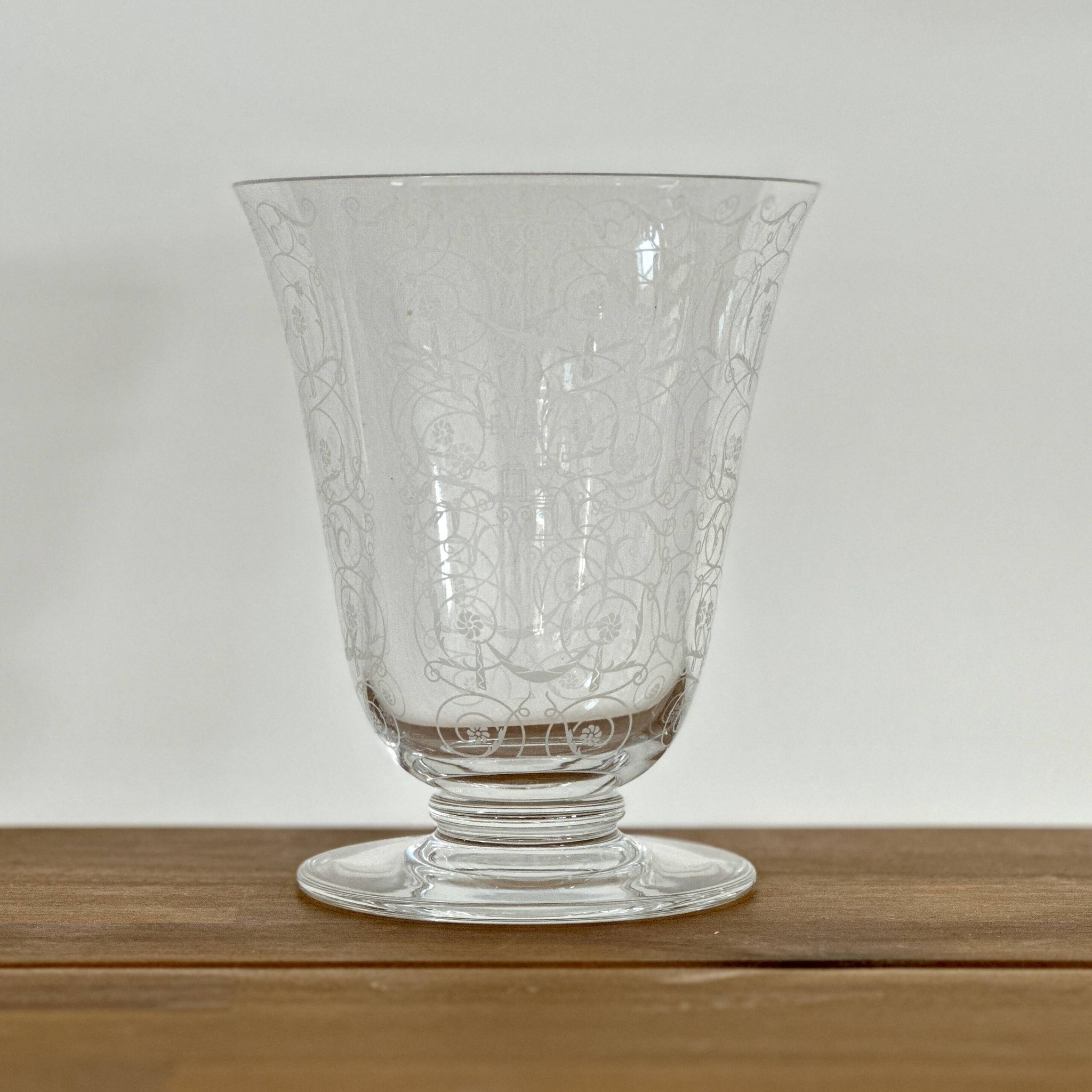 Vase tulipe en cristal de BACCARAT  à décor gravé d'arabesques - Signé