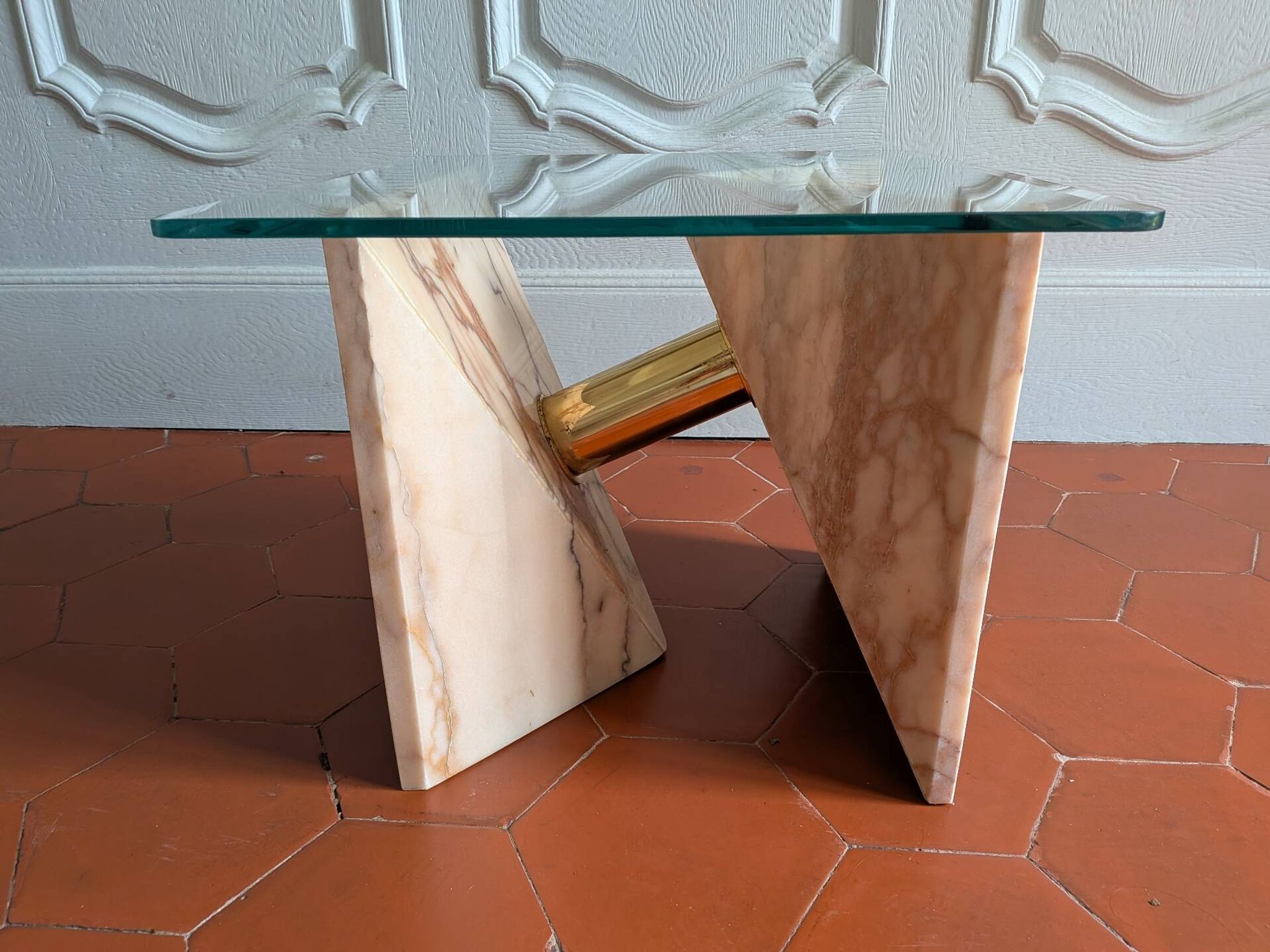 Table d'appoint ligne Roset en marbre rose des années 80