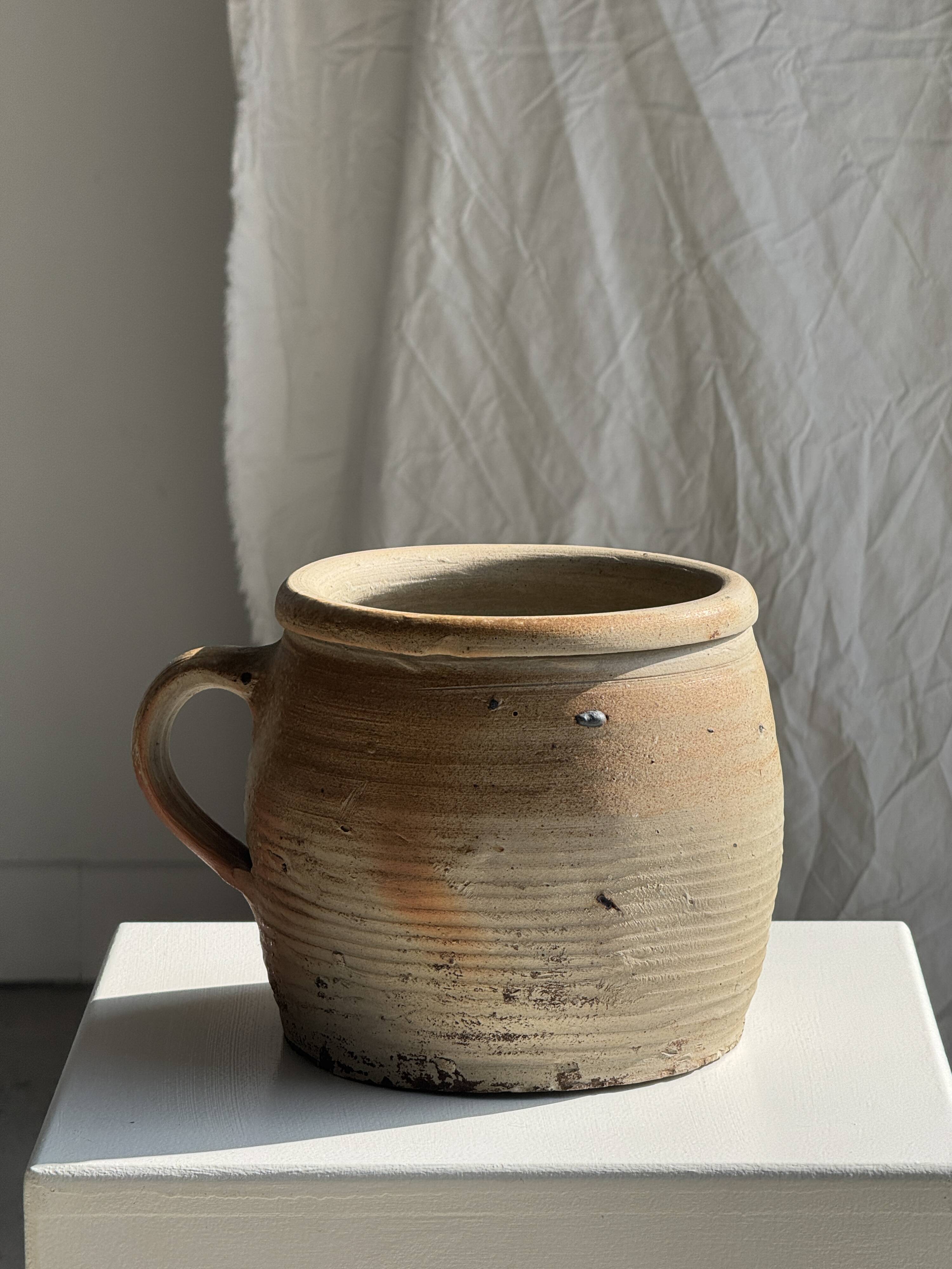 Large stoneware pot with ribbed handle H16