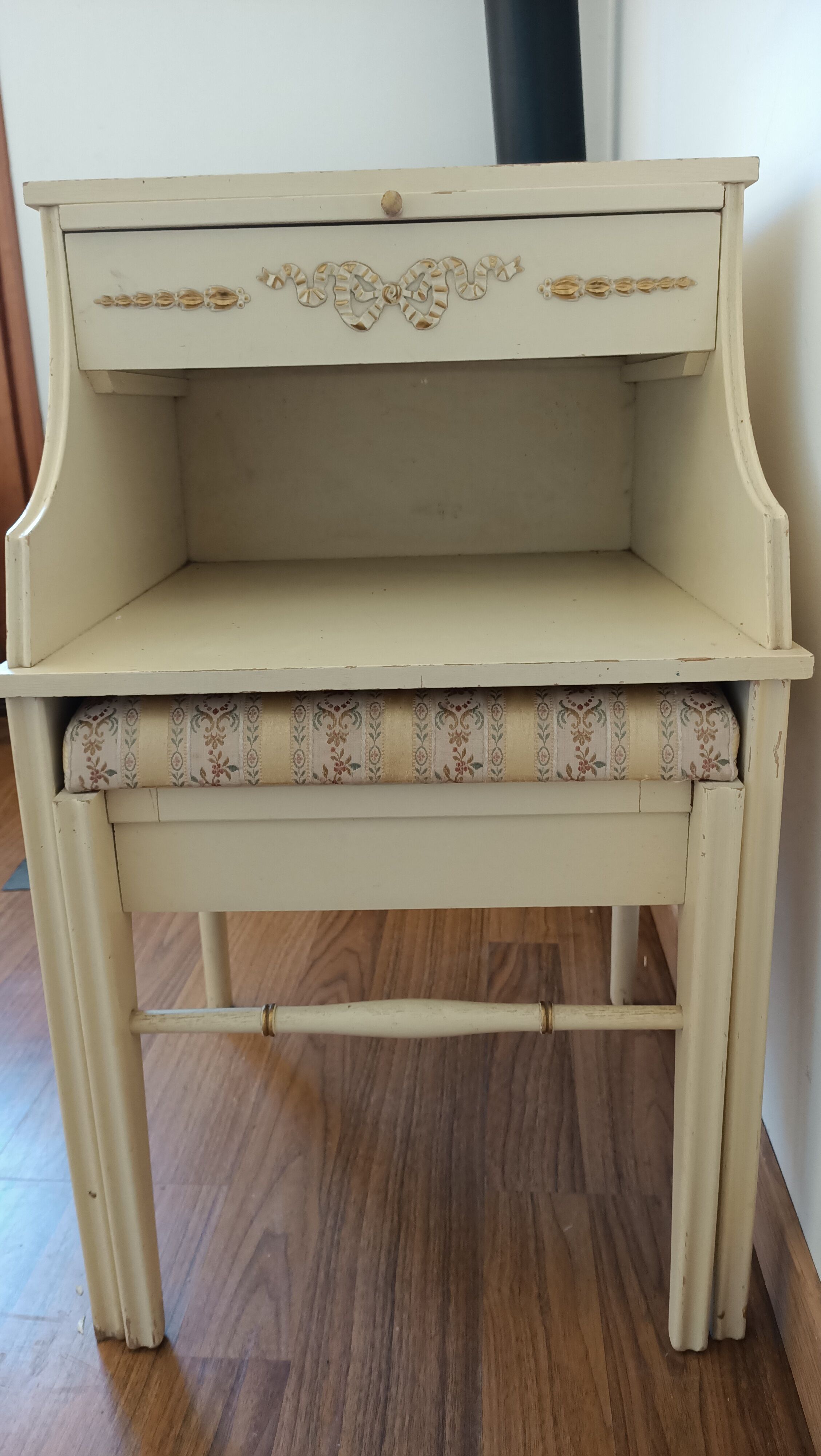 Chippy Phone Seat Table