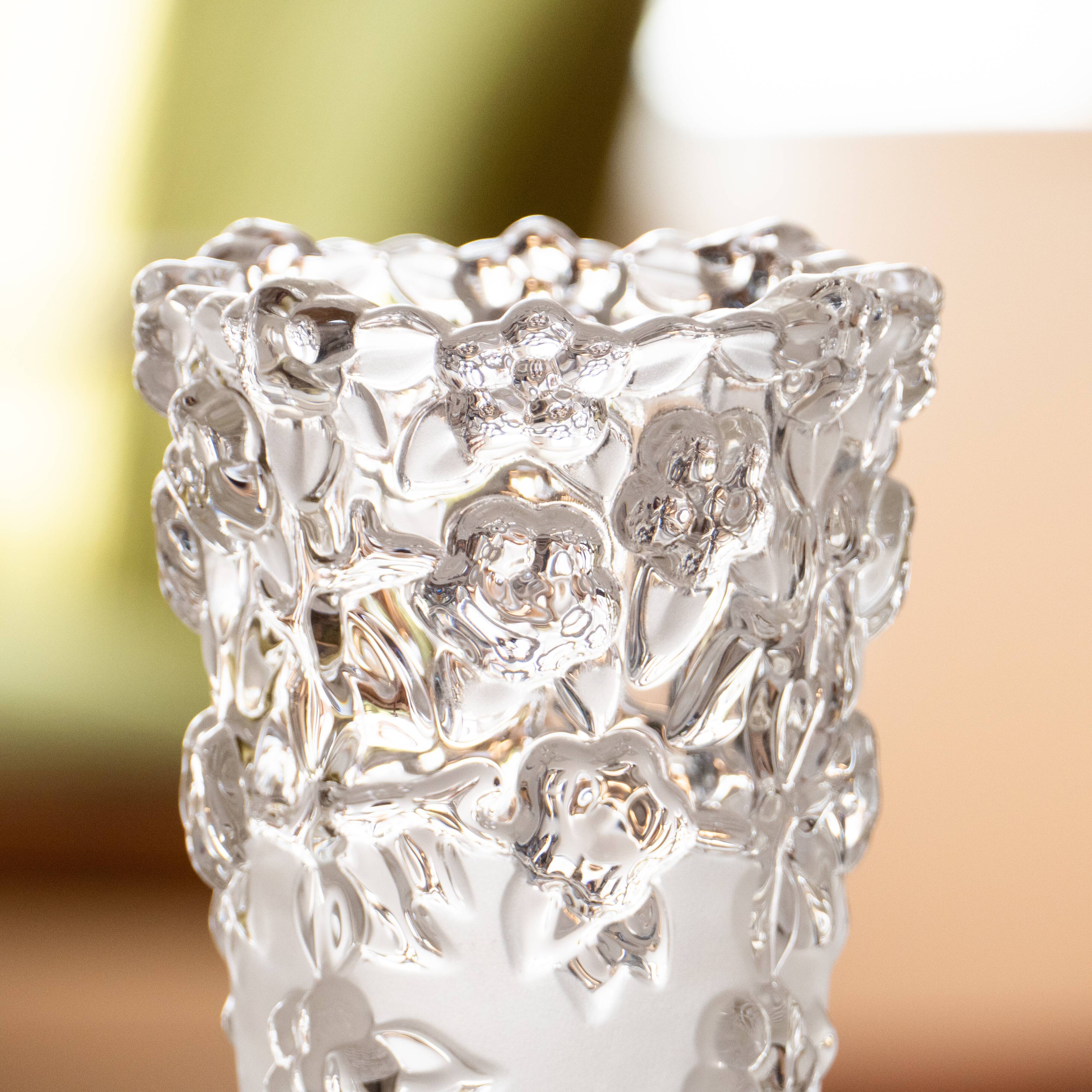 Vase vintage en verre dépoli relief de roses