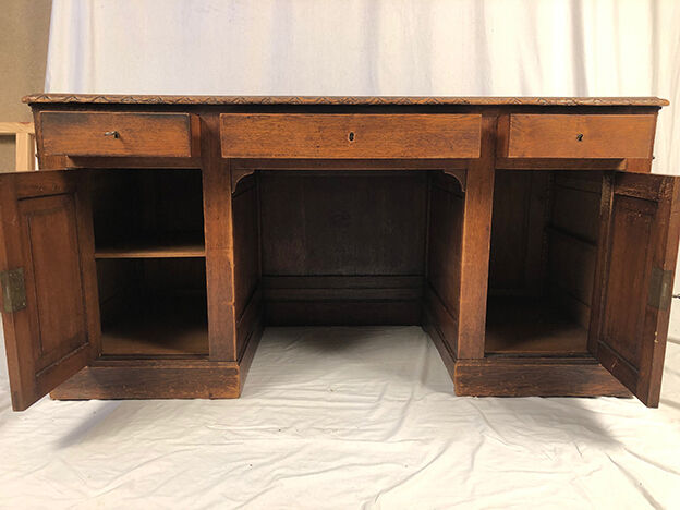 Bureau ministre en chêne richement sculpté, circa 1880