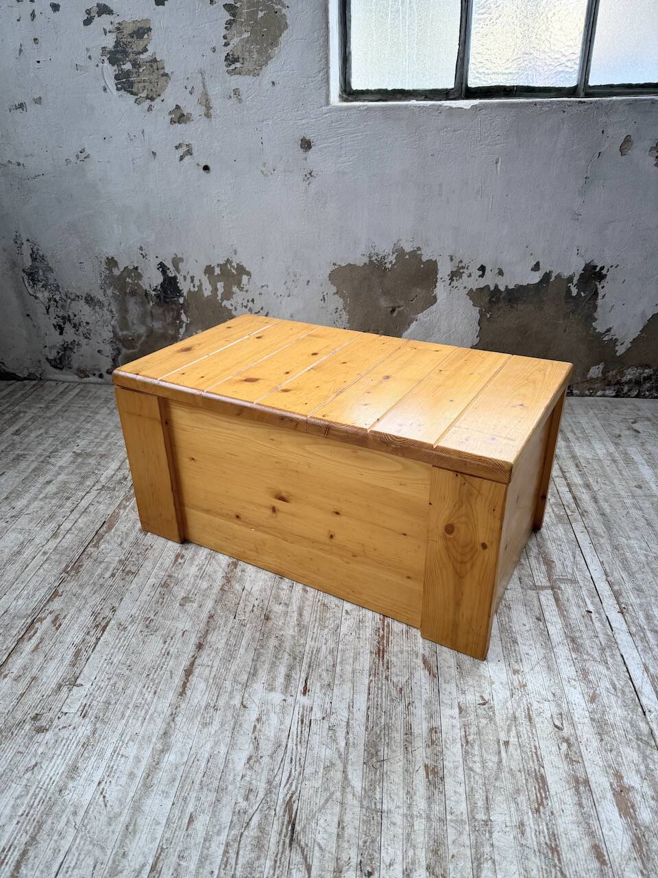 Chest or coffee table Perriand Les Arcs 1800