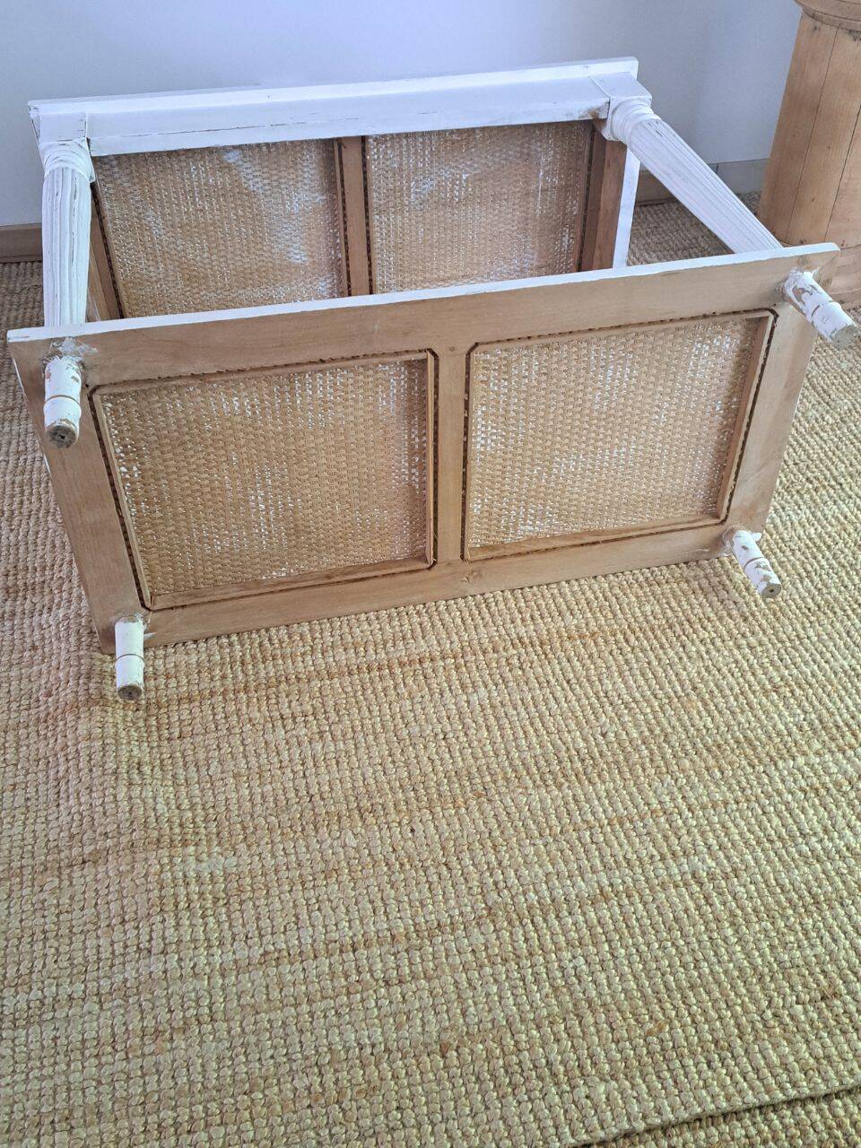 Console table in wood and white rattan