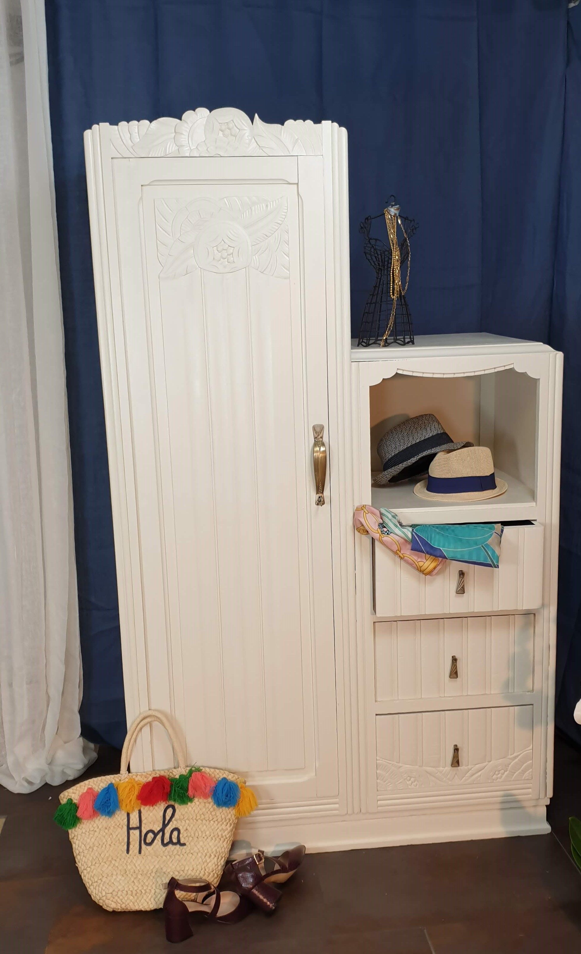 Asymmetrical cabinet