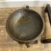 Paire de chenets anciens en fonte, décor rustique, vers 1900