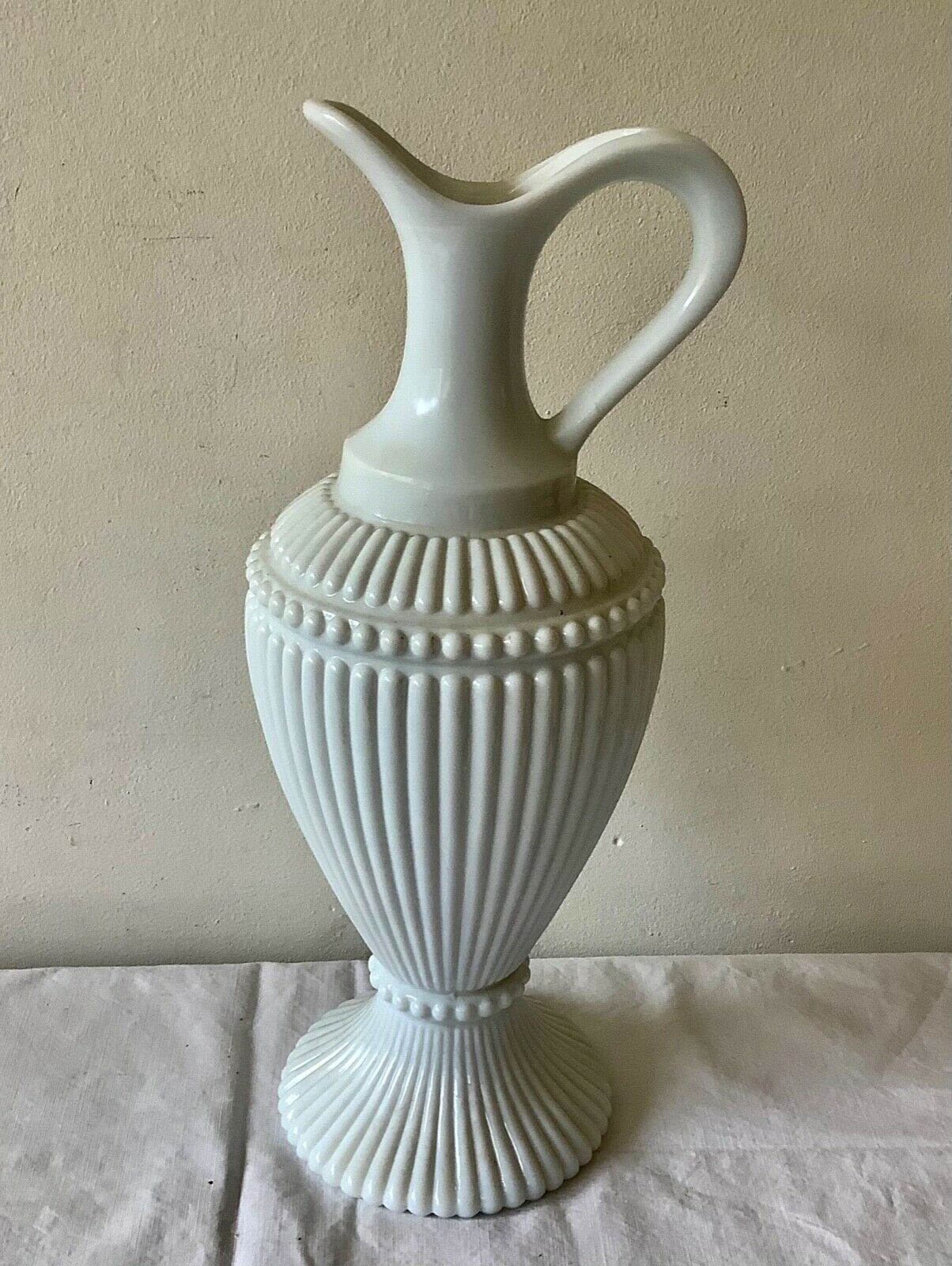 Carafe vase en opaline blanche