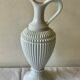 Carafe vase en opaline blanche