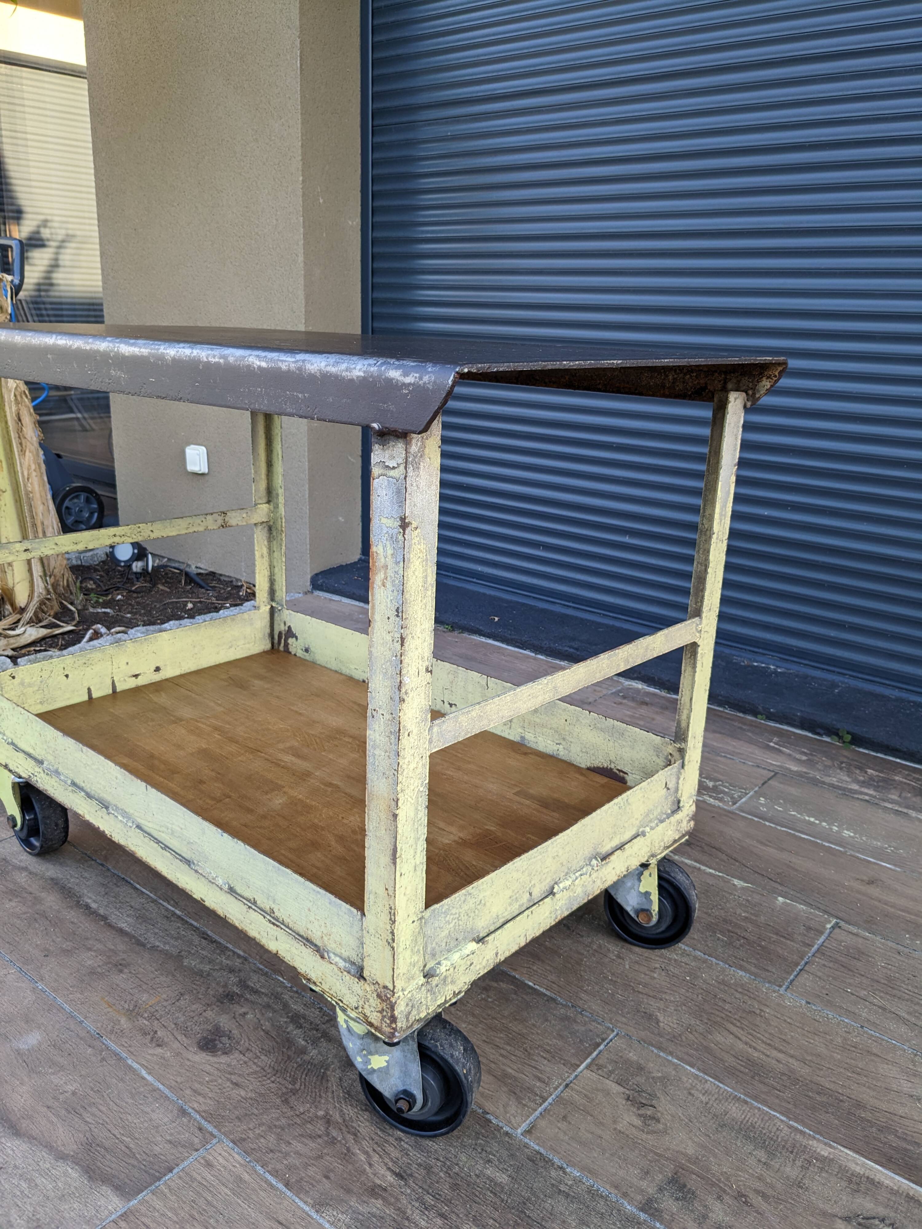 Renault workshop trolley from the 1950s, industrial spirit and original patina.