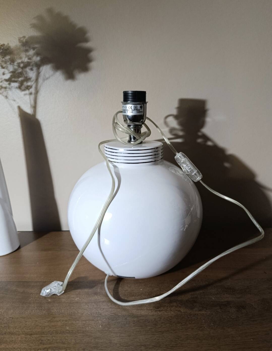 Lampe de salon blanche moderne céramique sphère | modèle Beaulieu