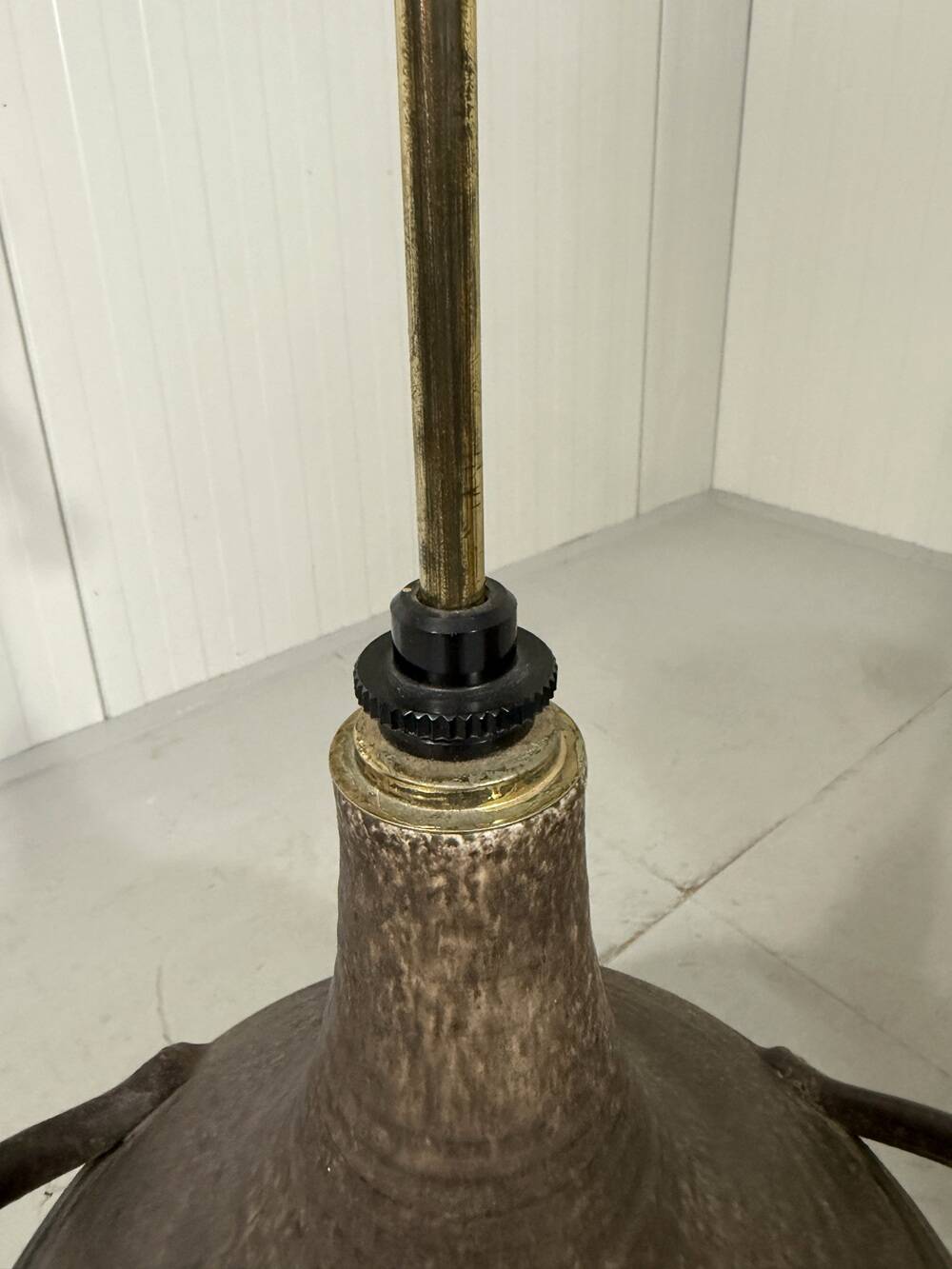 Grand lampadaire amphore en poterie avec abat-jour en rotin des années 1960