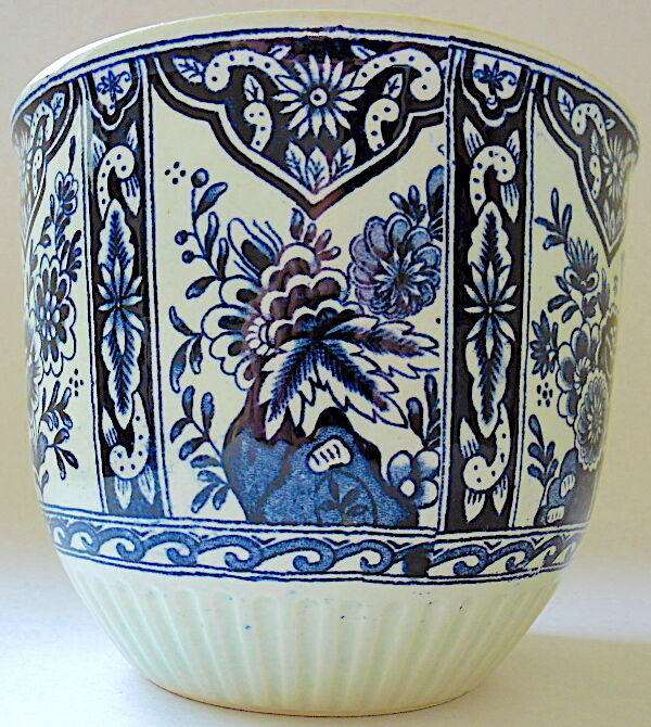 Delftois-patterned potcover by Boch-Maestricht for Royal-Sphinx-Holland