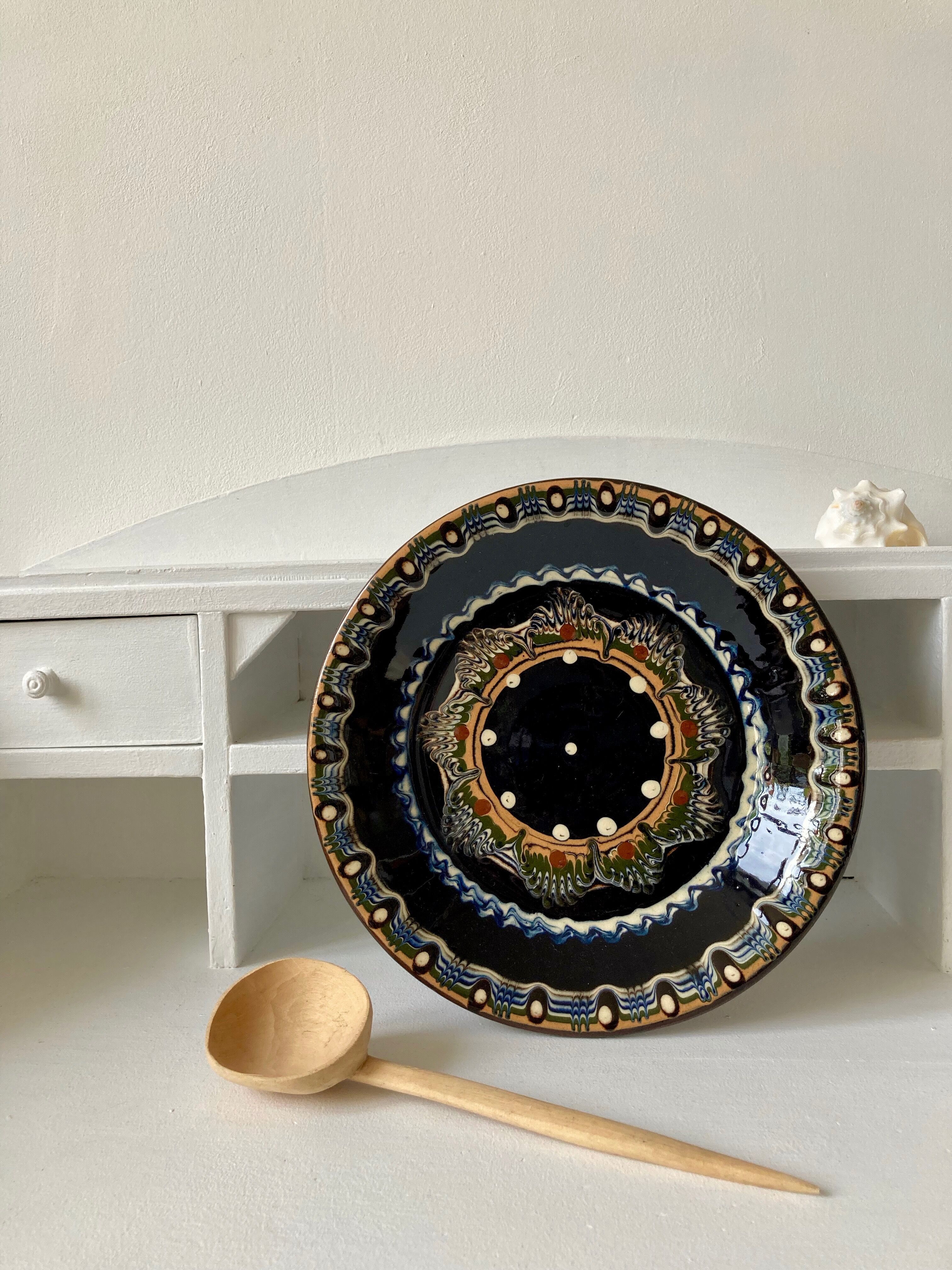Decorative ceramic plate