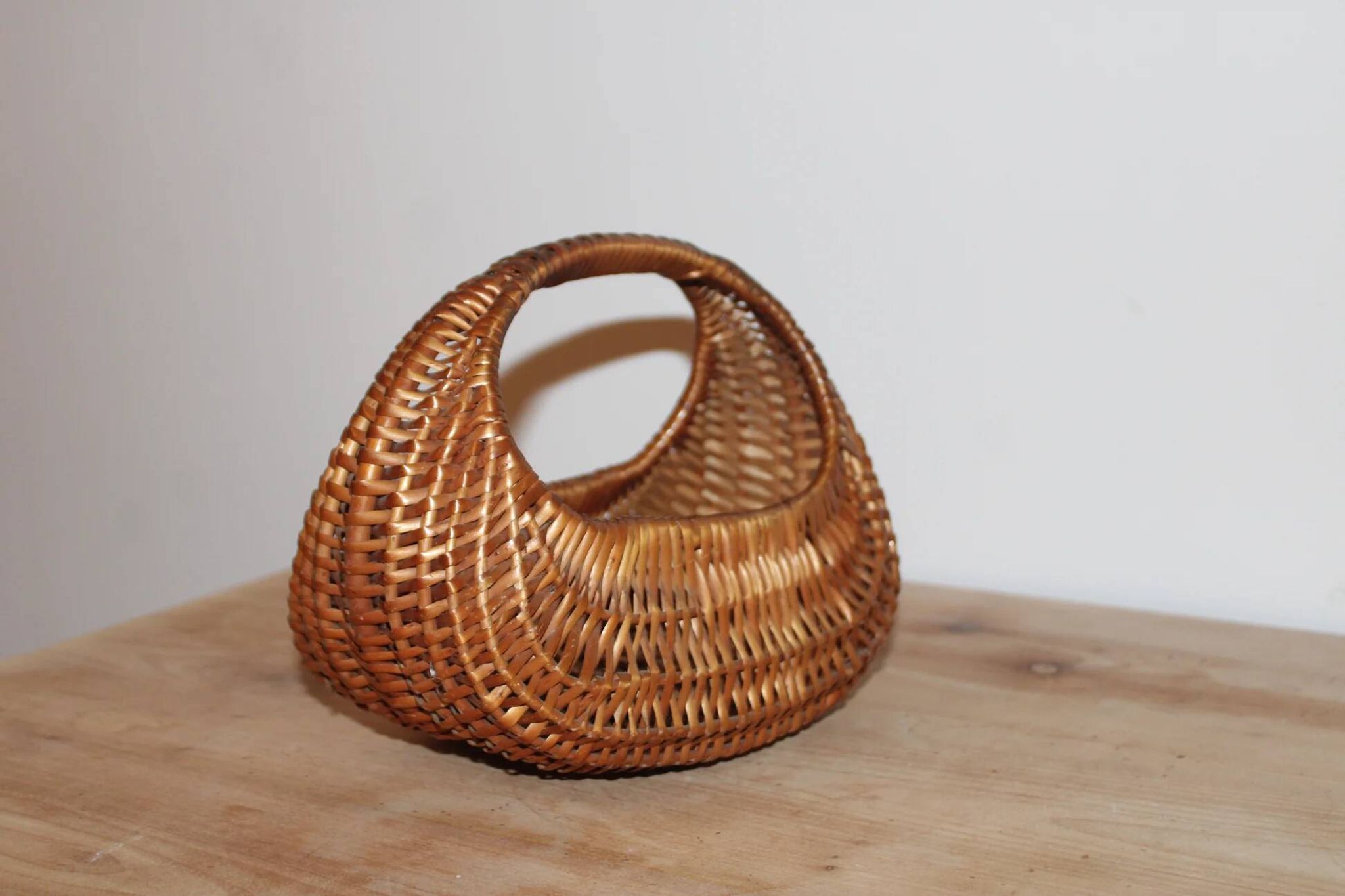 Petit panier vintage en osier tressé – Anse intégrée – Vannerie rétro