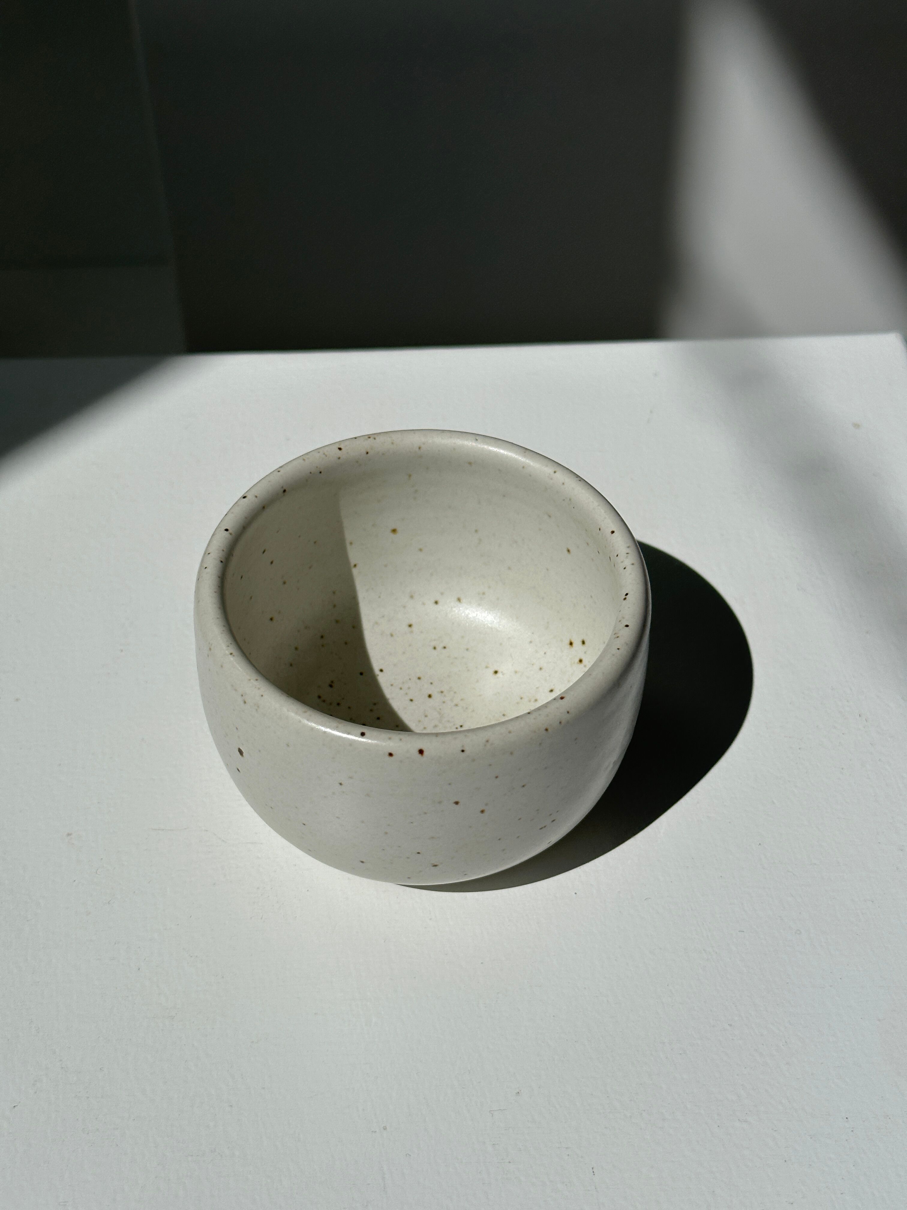 Trio of white ceramic cups D9cm