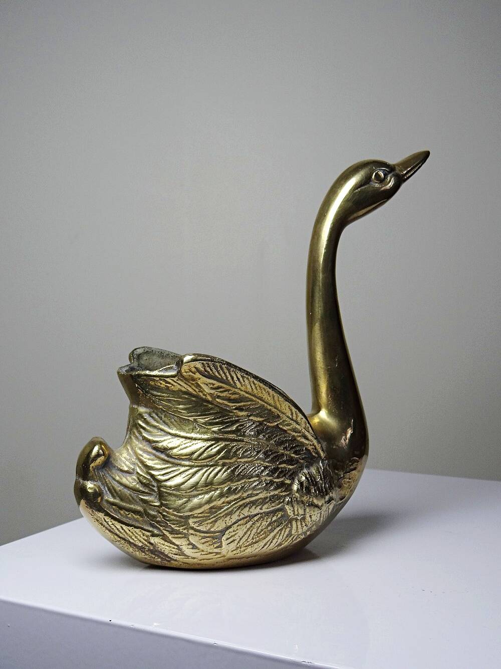 Vintage swan cache-pot/trinket dish in moulded gold-plated brass from the 1970s-80s.