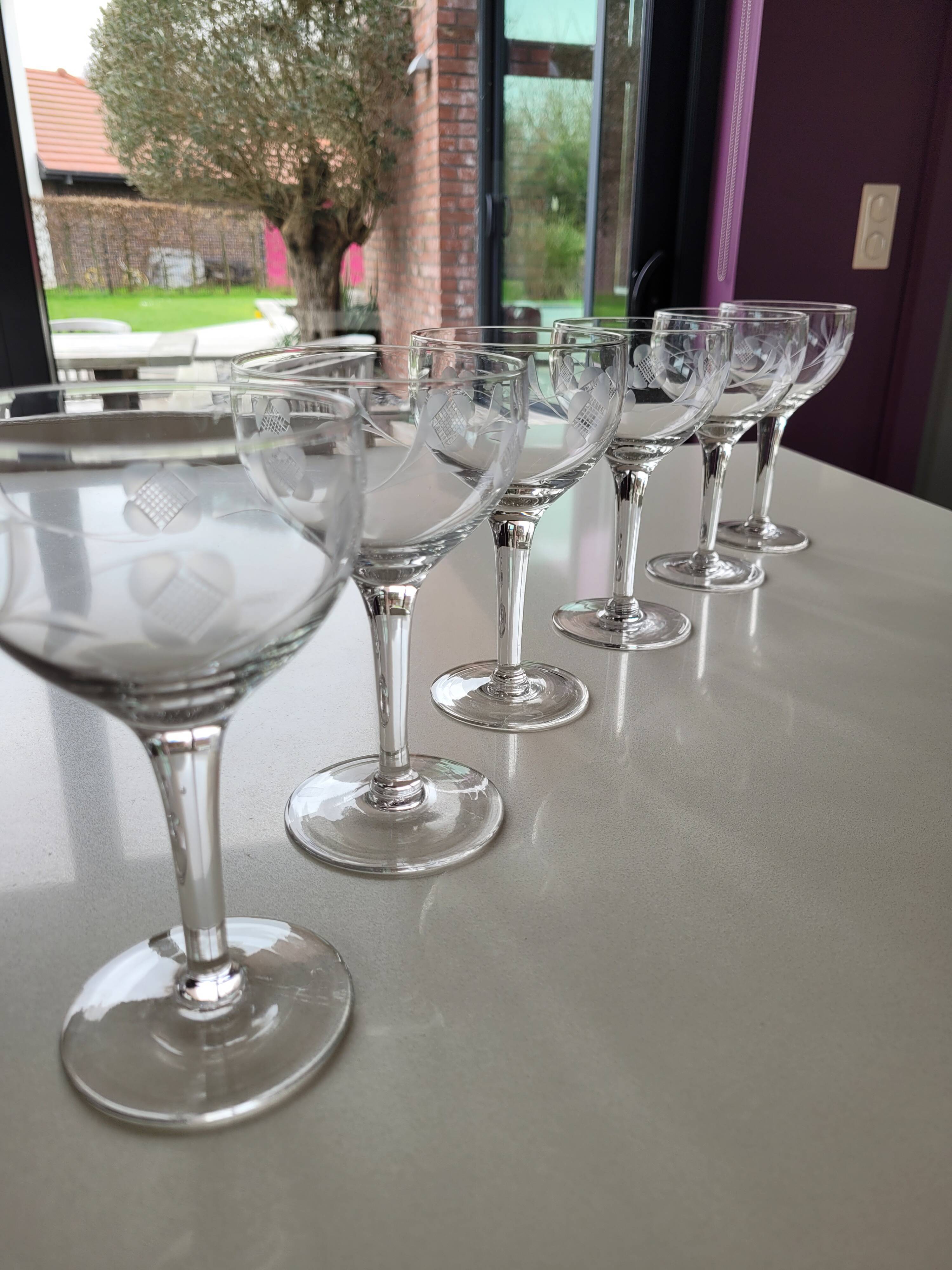 Set of 6 stemmed glasses