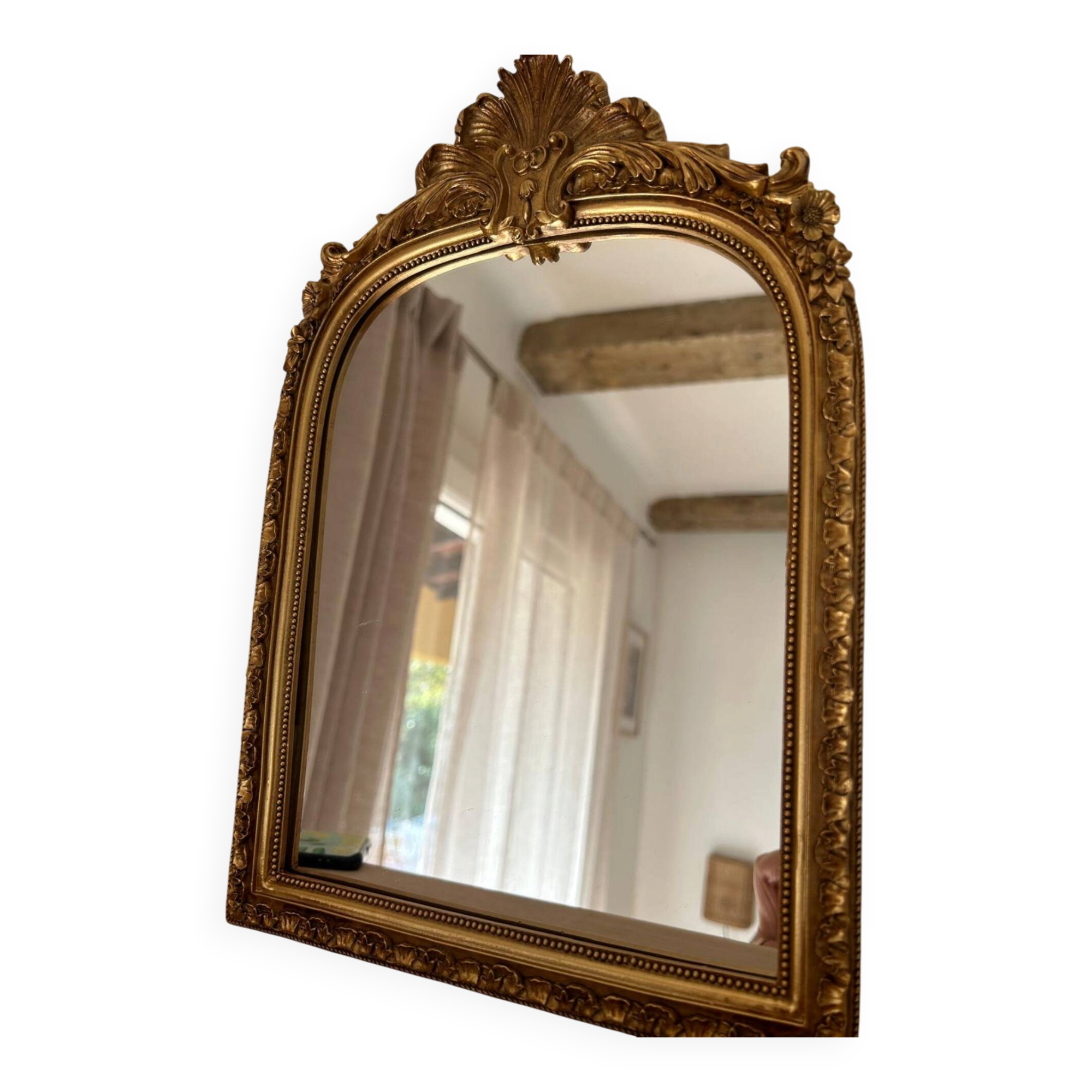 Miroir décoratif avec moulures et fronton.