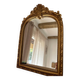Miroir décoratif avec moulures et fronton.
