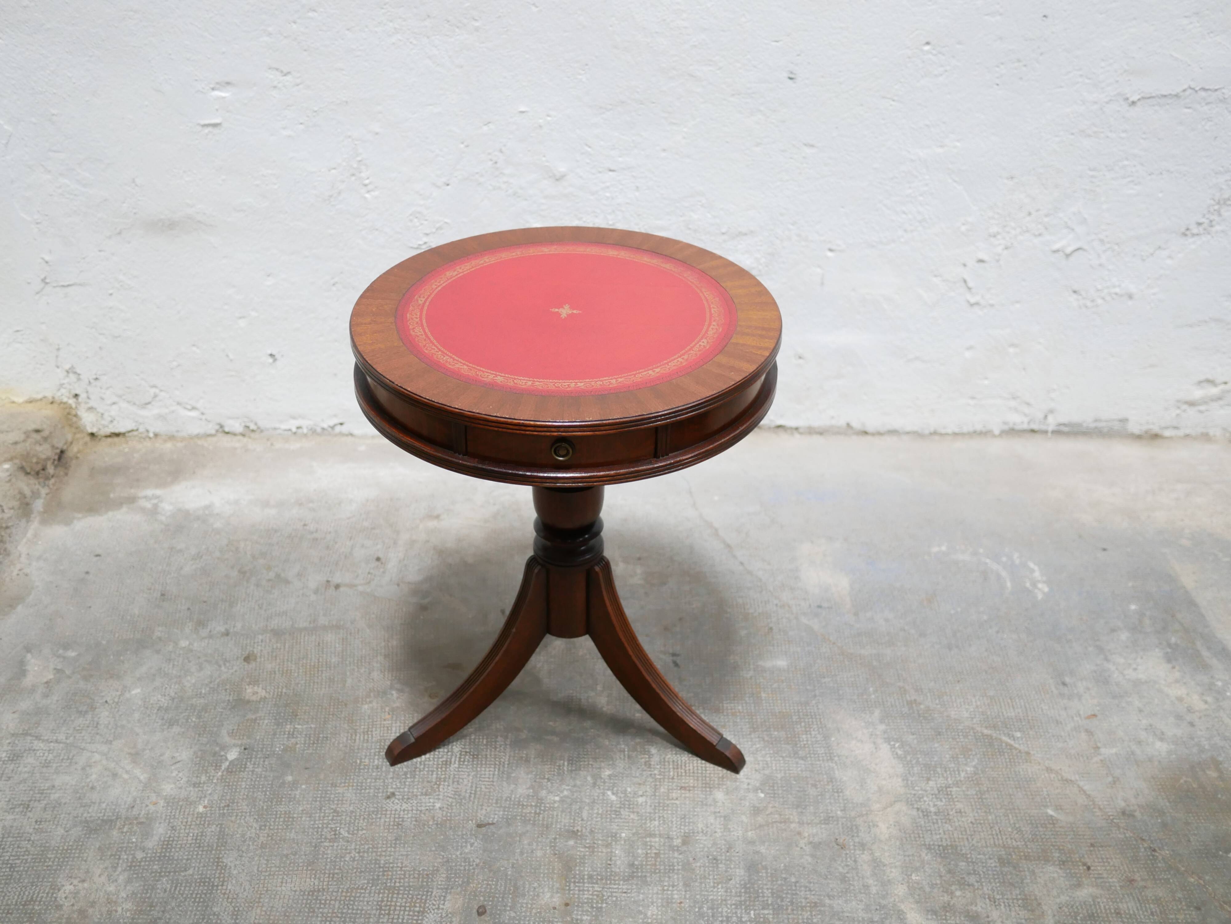 Vintage English pedestal table in wood and leather