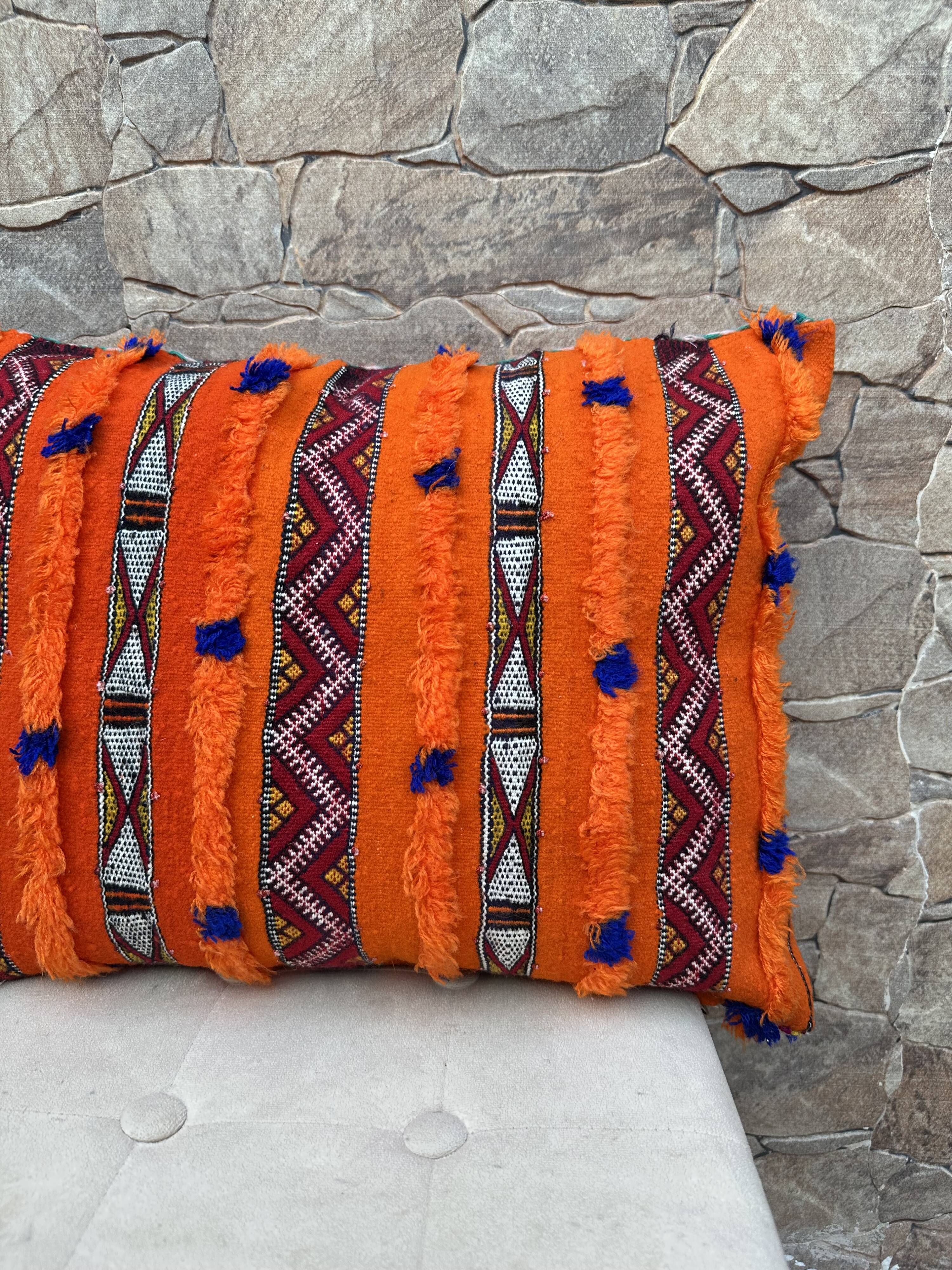 Magnifique coussin Kilim berbère vintage du Maroc