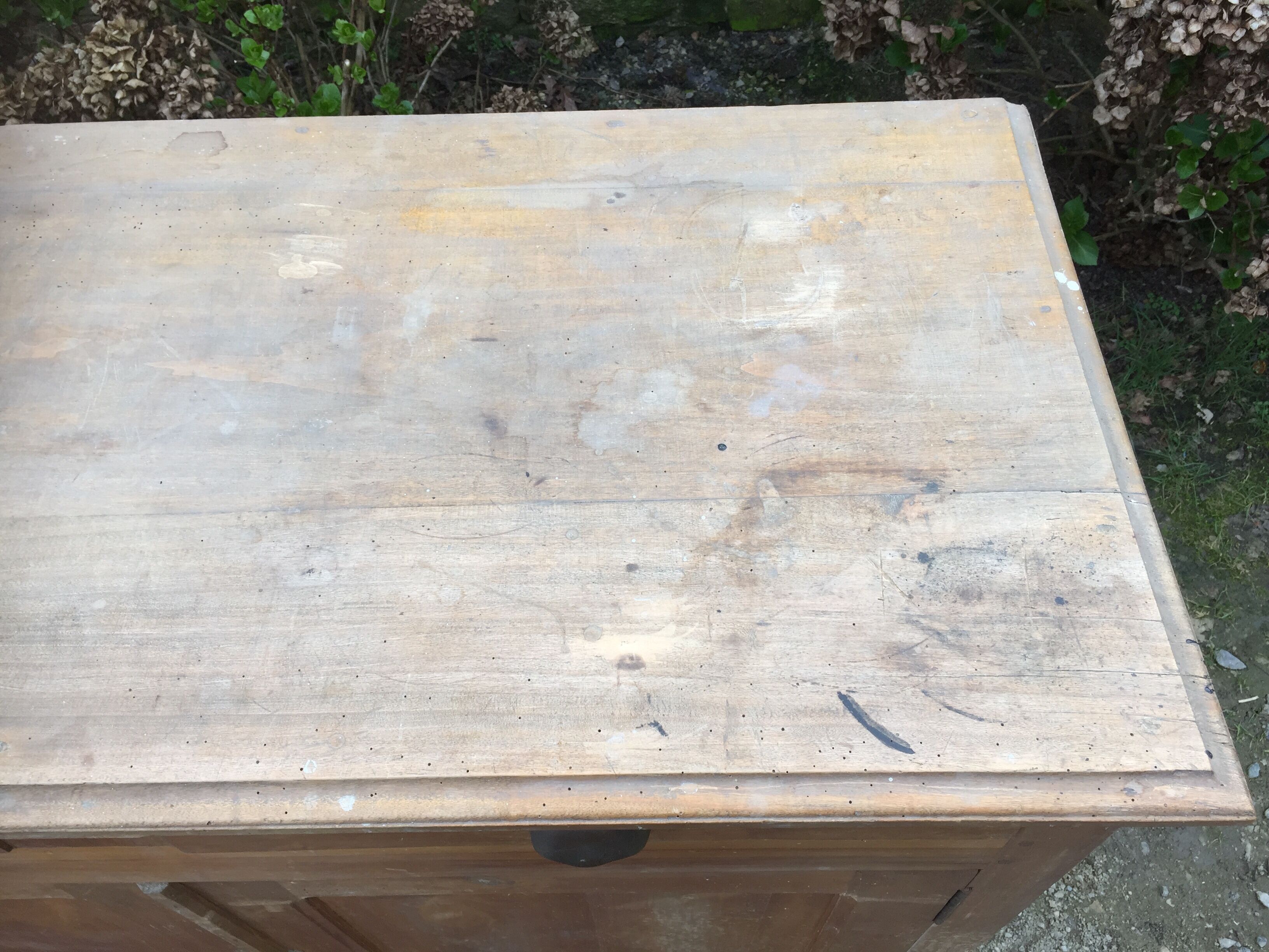 Buffet vintage parisien en bois de peuplier à 2 portes et 2 tiroirs.