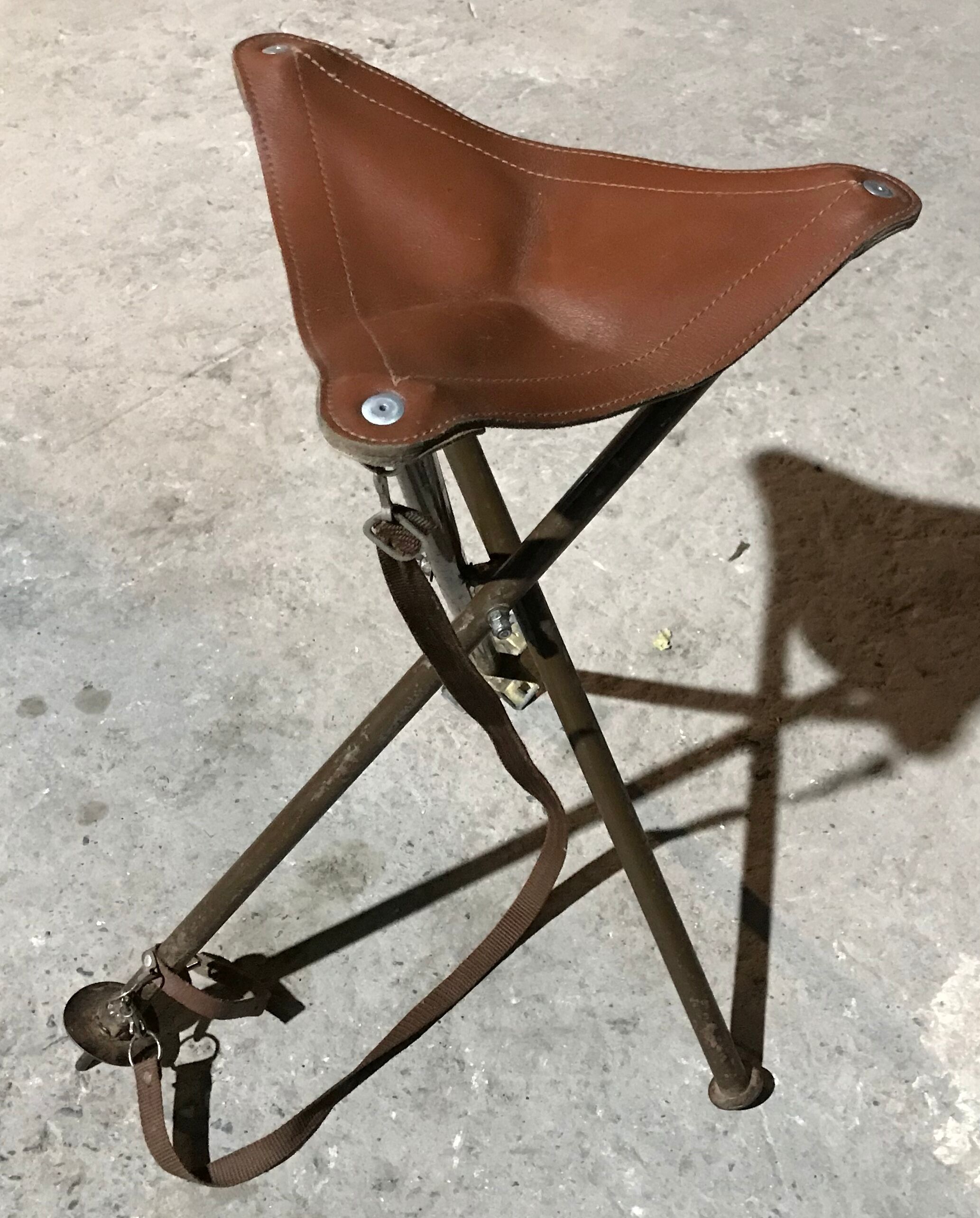 Foldable tripod stool