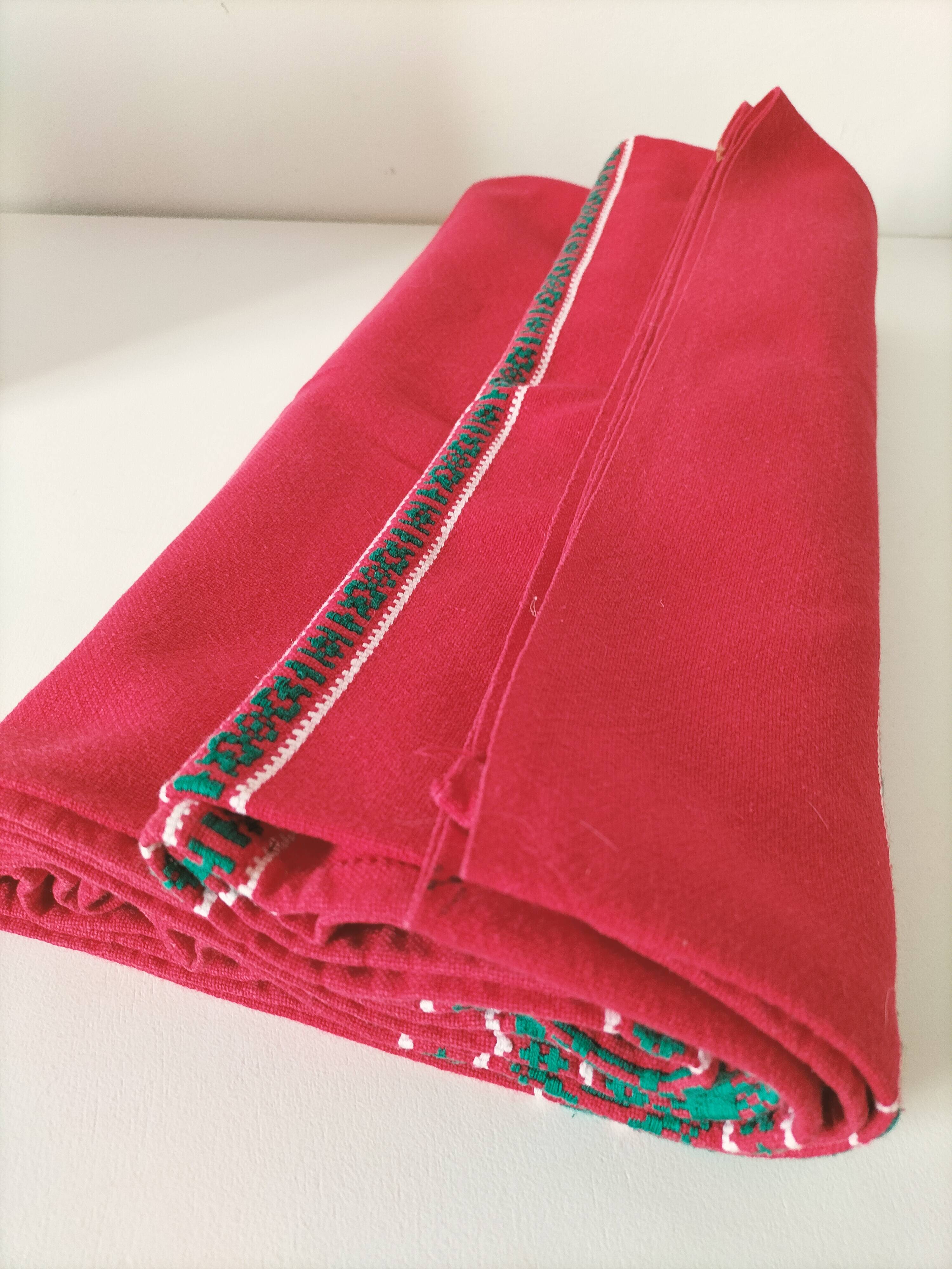 Red Basque tablecloth + 8 emerald green embroidered napkins