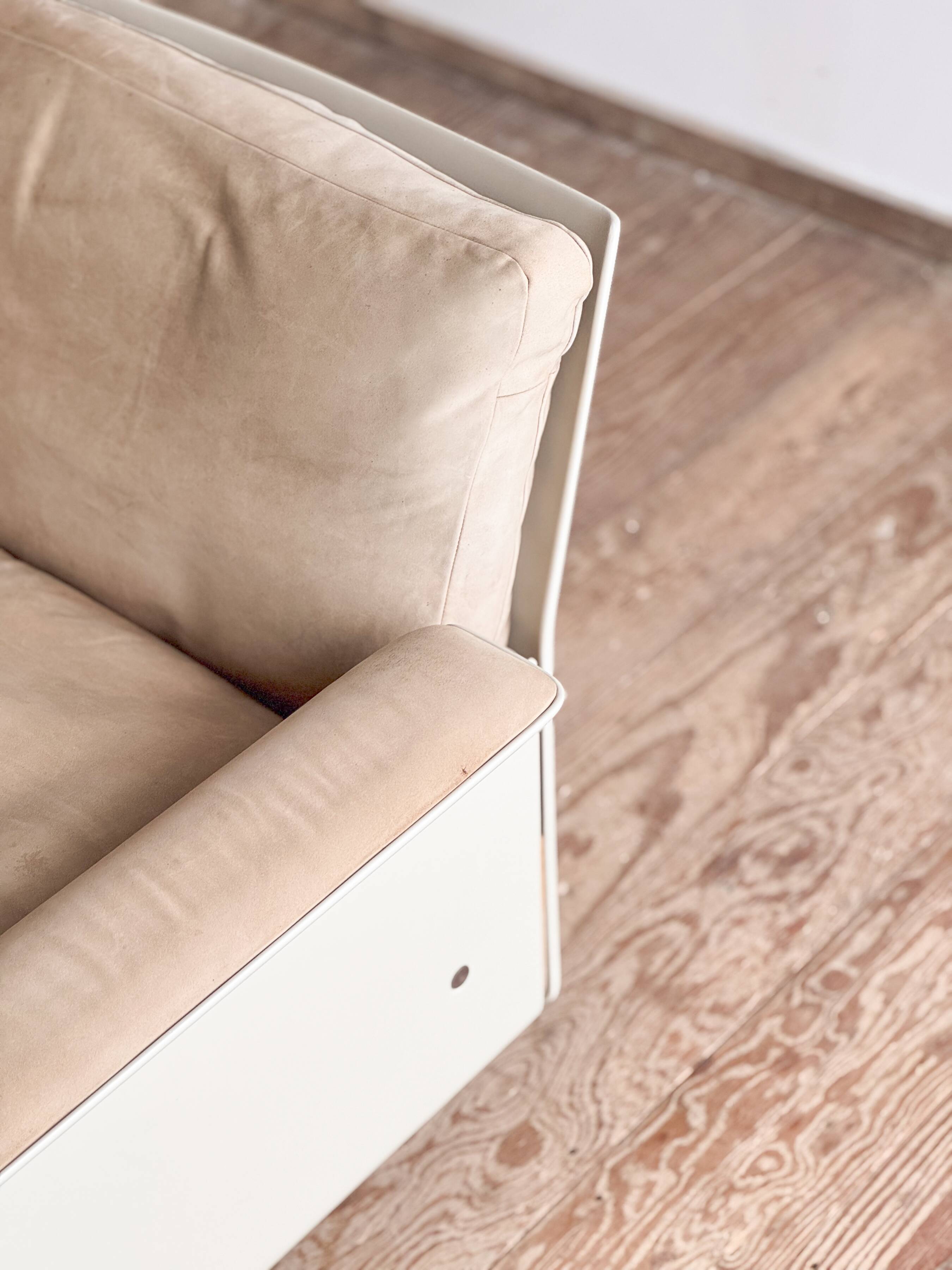 Fauteuil design 620 en cuir suédé beige par Dieter Rams, Vitsœ, Mid-Century