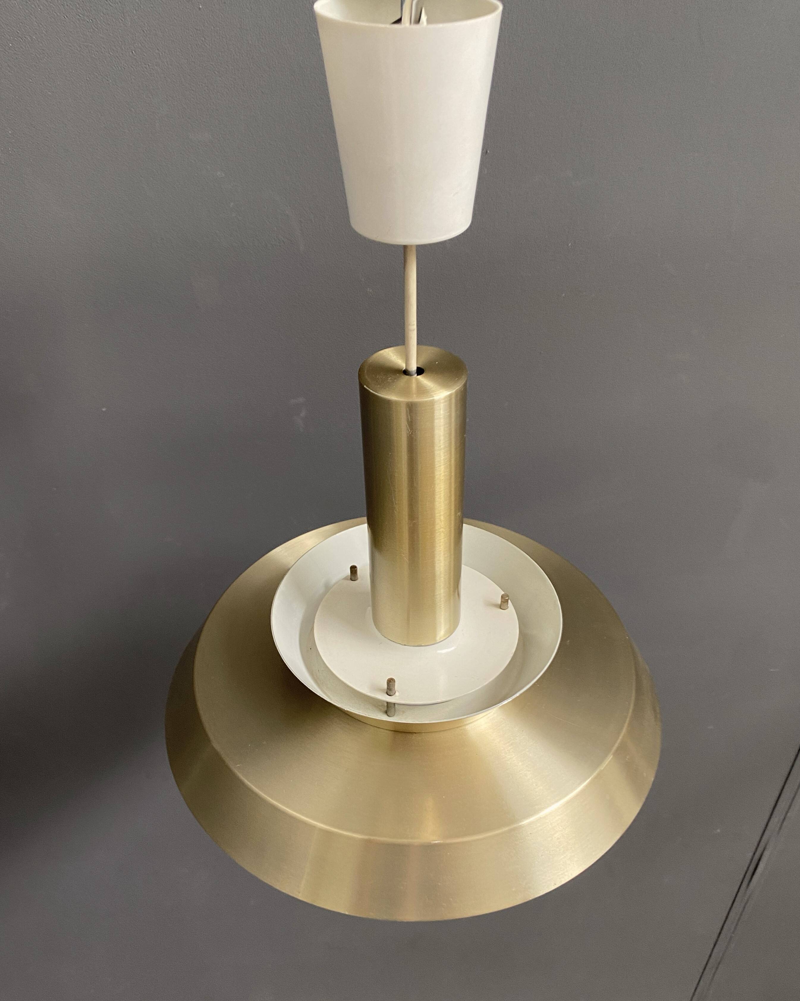 Lampe à suspension en métal VEB couleur laiton et blanc années 1960