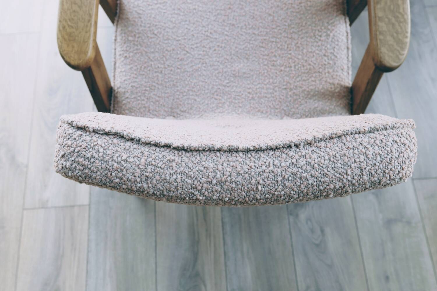 Vintage armchair in oak wood with powder pink boucle design by Chierowski.