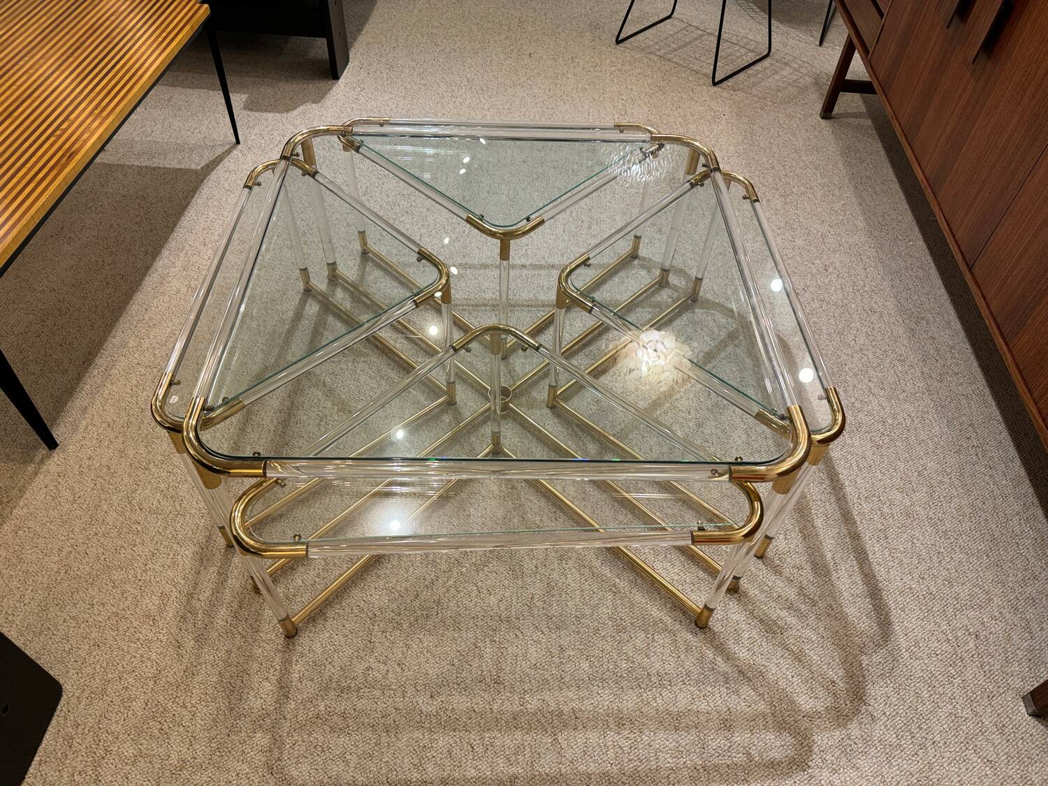 Coffee table and its 4 associated nesting tables in plexiglass and gold metal