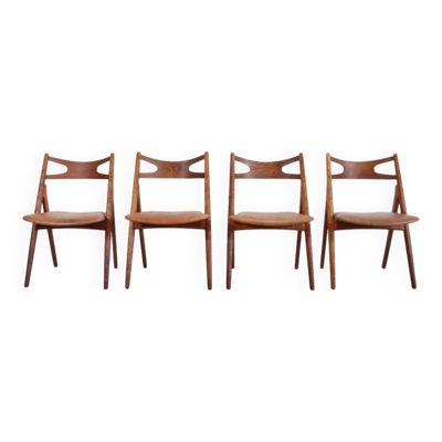 Ensemble de 4 chaises en chêne modèle Sawbuck CH29 de Hans Wegner par Carl Hansen et Son.