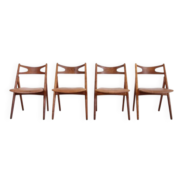 Ensemble de 4 chaises en chêne modèle Sawbuck CH29 de Hans Wegner par Carl Hansen et Son.