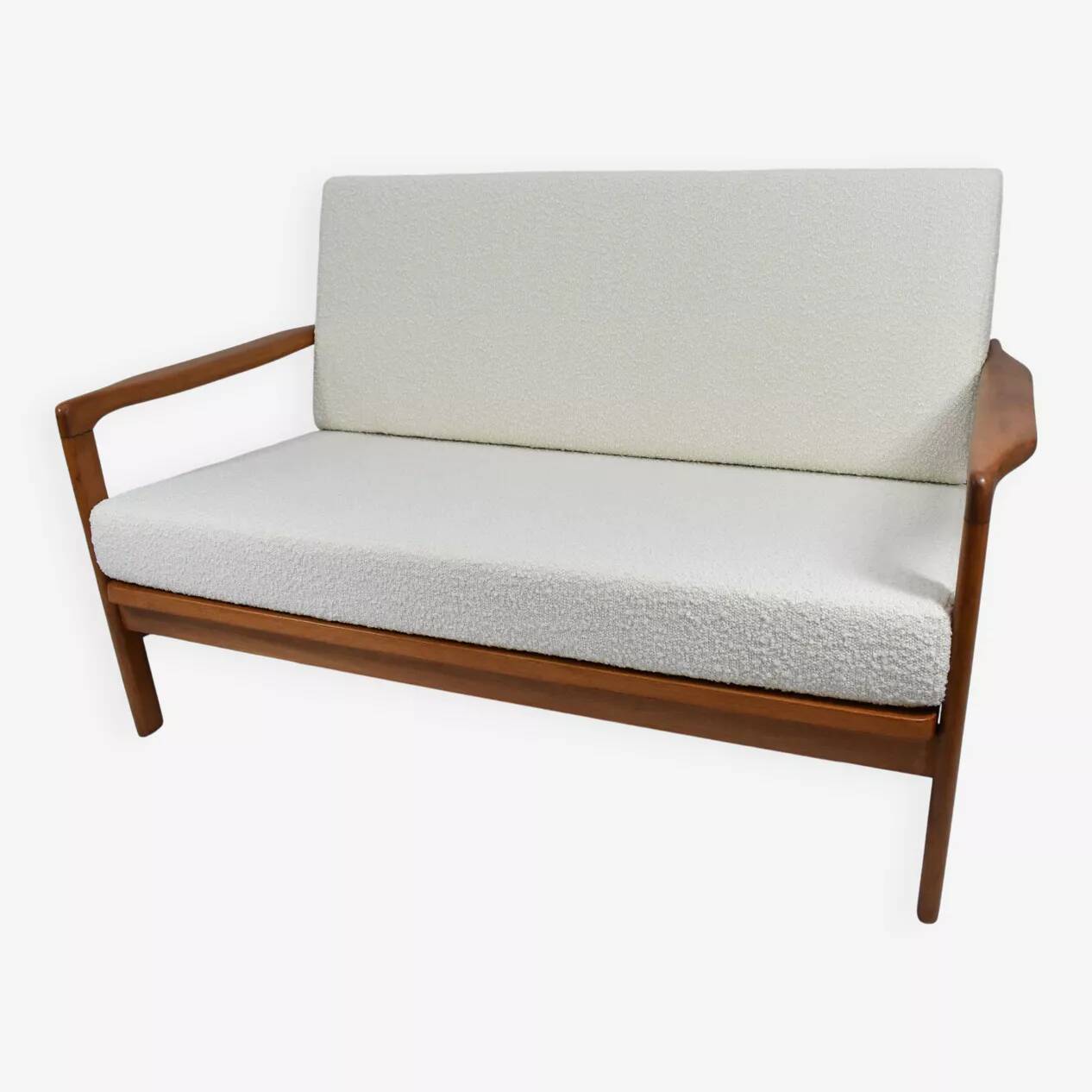 Canapé des années 60, en teck et bouclé blanc.