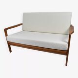 Canapé des années 60, en teck et bouclé blanc.