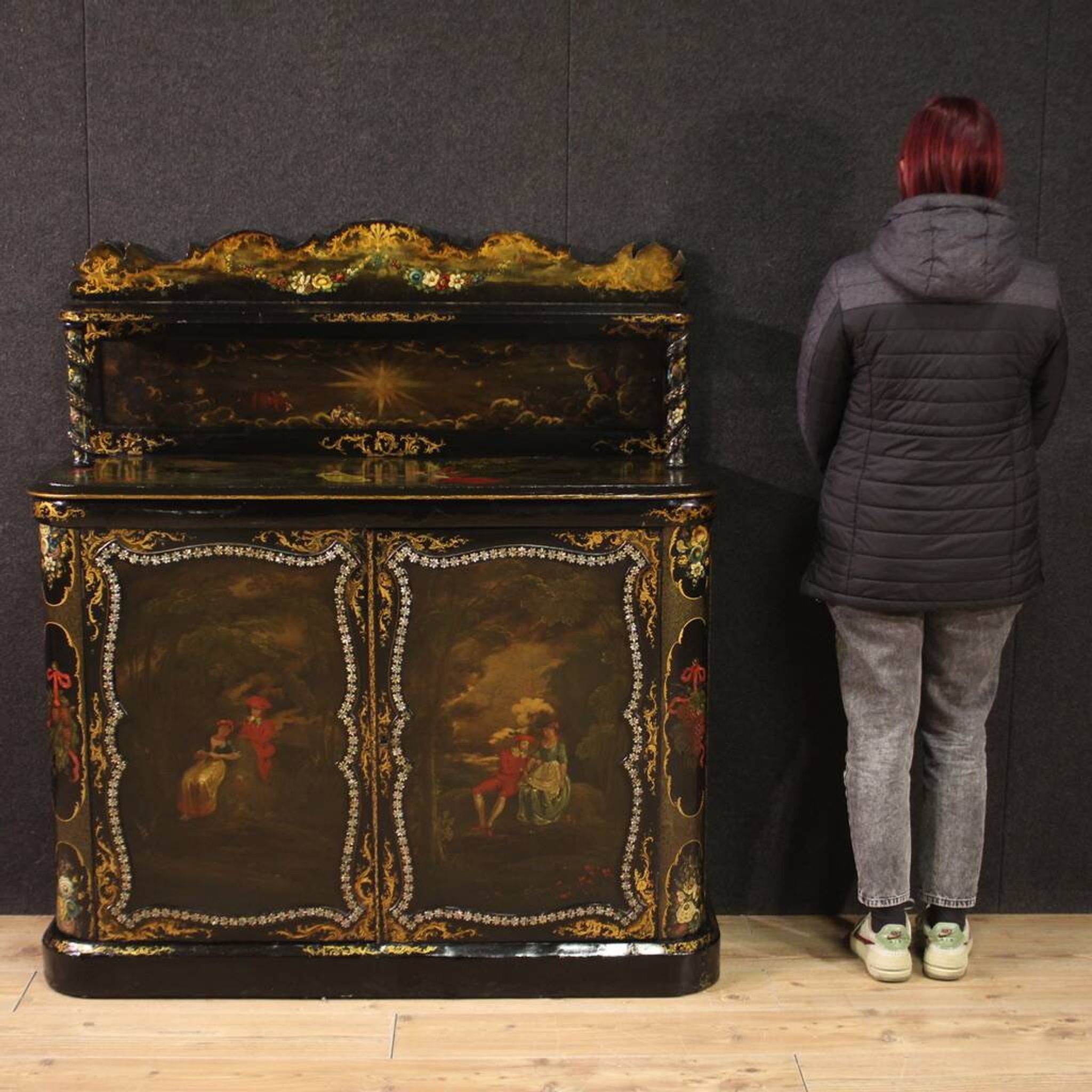 Buffet anglais laqué et peint du XIXe siècle