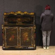 Buffet anglais laqué et peint du XIXe siècle
