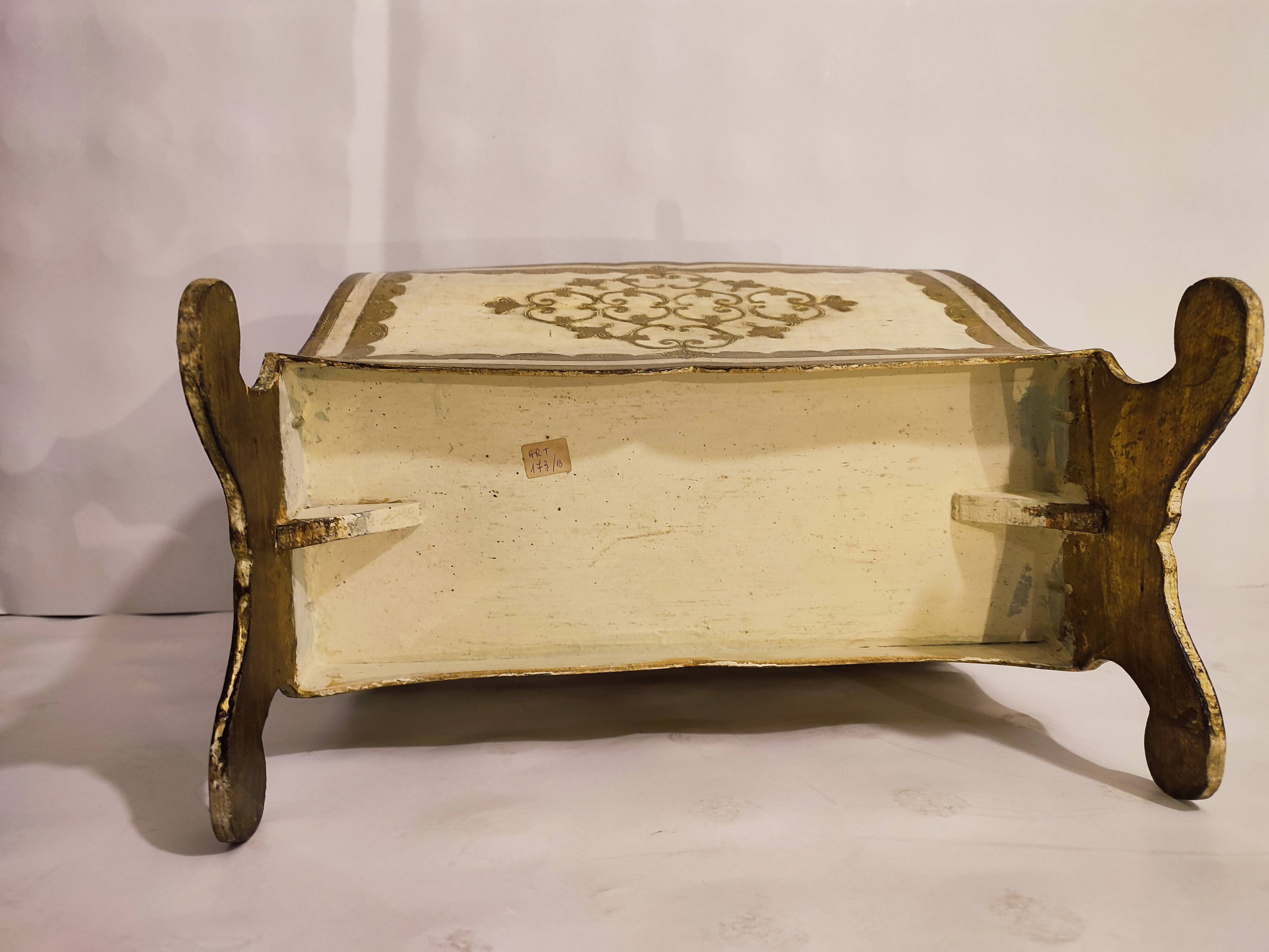 Magazine holder florentin gilded wood