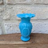 Vase ancien en opaline dentelée bleue à décor de médaillon