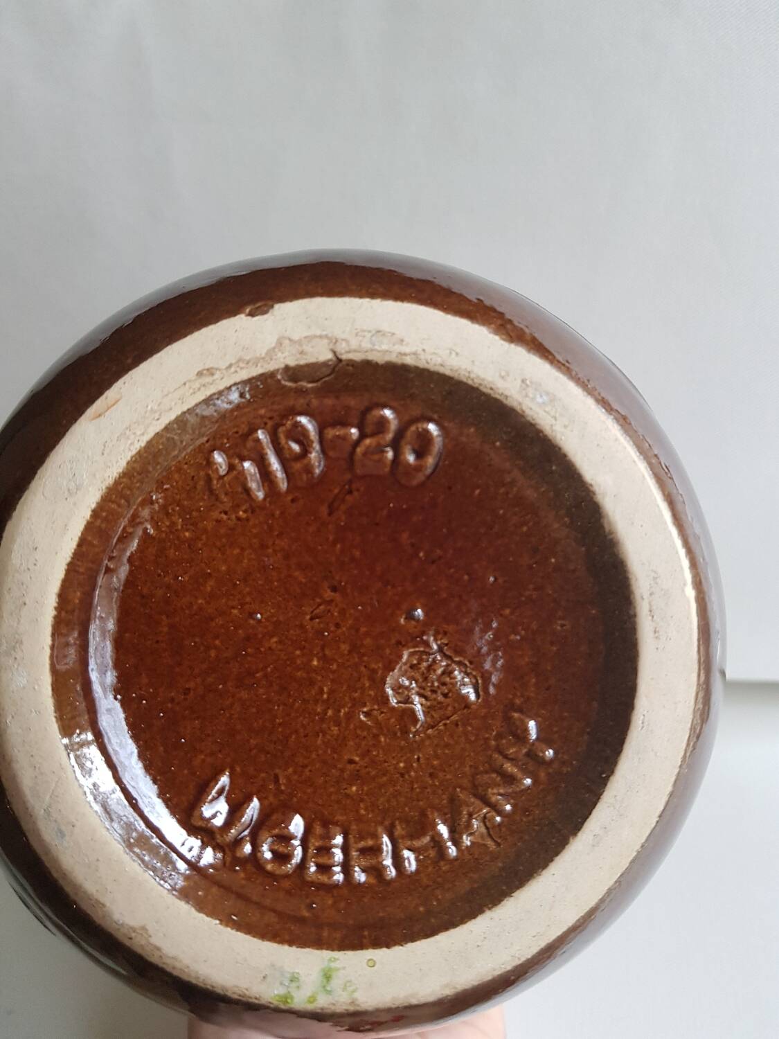 Vase cruche en céramique marron numéroté d'Allemagne de l'Ouest à décor de fruits rouges