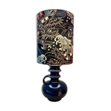 Vase en céramique ouest-allemande recyclé en lampe de table avec abat-jour japonais.