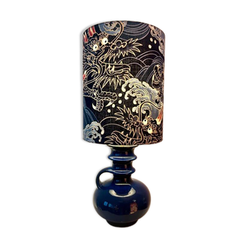 Vase en céramique ouest-allemande recyclé en lampe de table avec abat-jour japonais.
