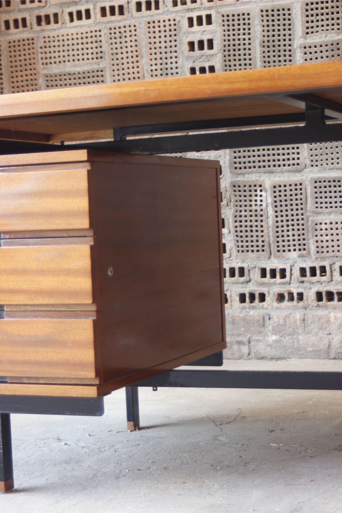 Mahogany veneer desk by Pierre Guariche for Minvielle, 1950s