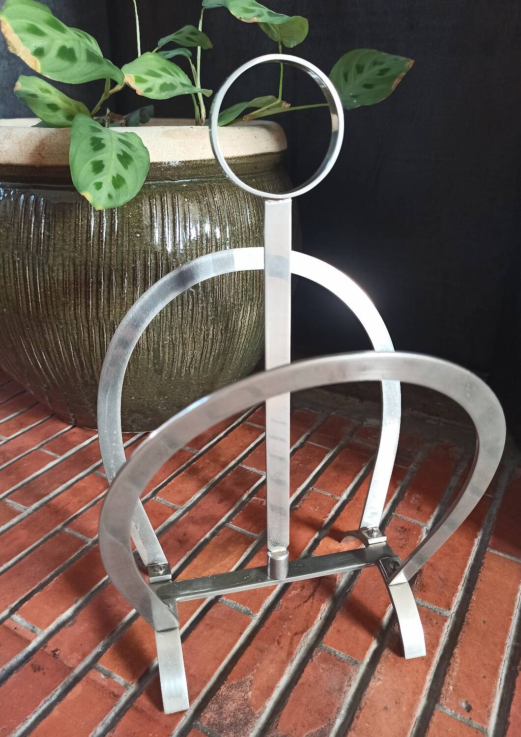 Porte-revues vintage en acier inoxydable brillant